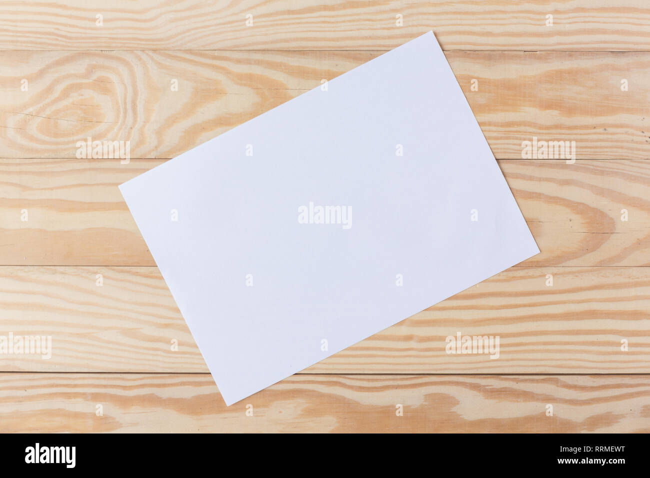 Résumé Une Vierge livre blanc sur la vue de dessus de table en bois concept d'arrière-plan pour l'entreprise, lettre vide fiche maquette simple modèle d'éducation, flyer. Banque D'Images