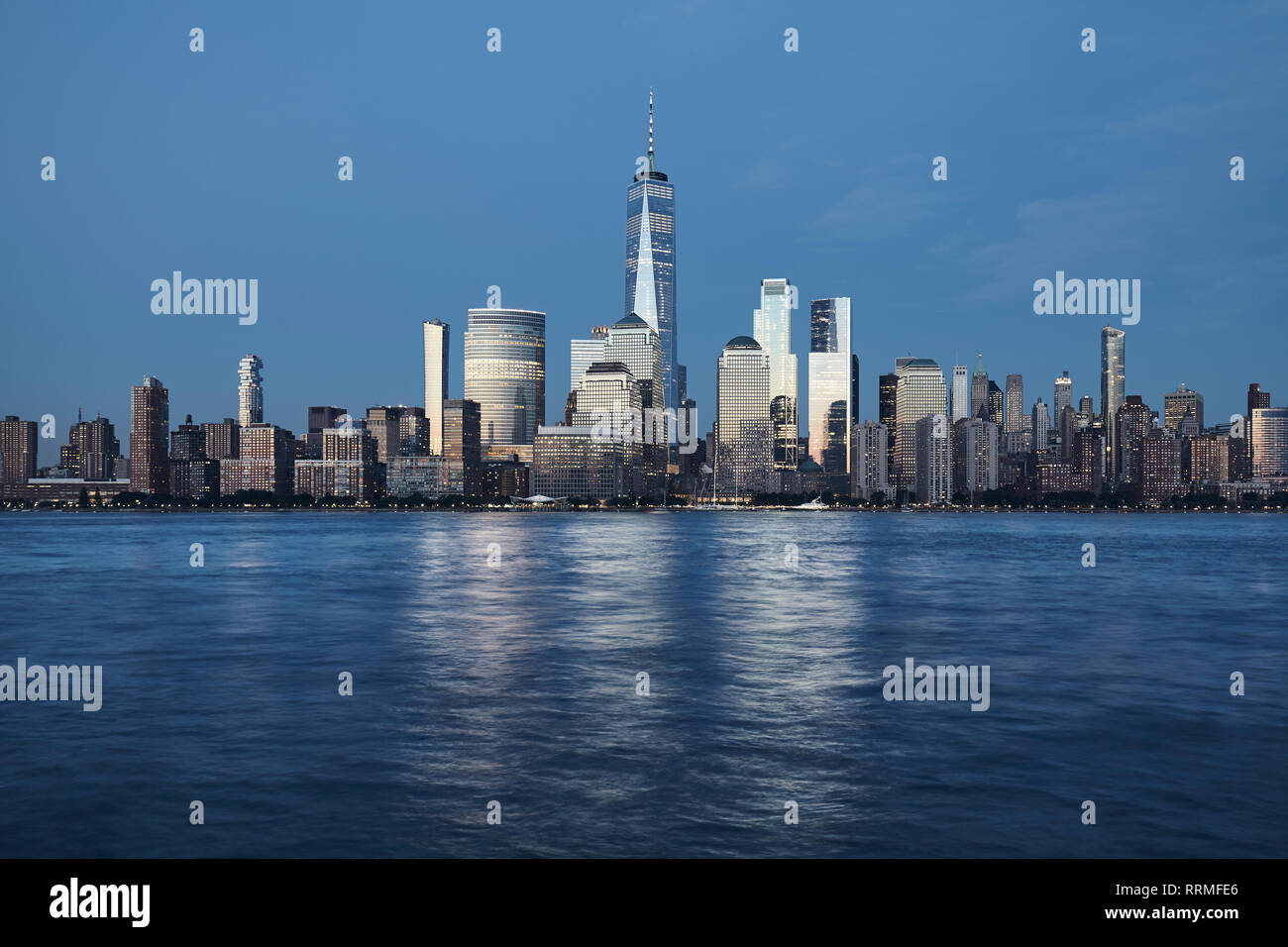 Manhattan waterfront au crépuscule, New York, USA. Banque D'Images