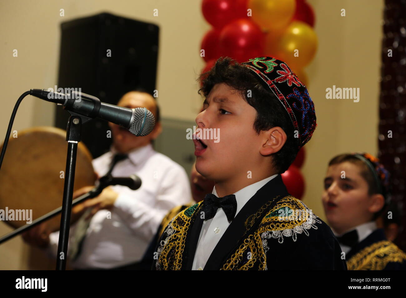 New York, United States. Feb 24, 2019. Choeur de garçons de Boukhara en action. Congrégation Ohr Natan de Rego Park, Queens, a célébré le 20e anniversaire de sa publication en langue russe, Noble, la plus importante publication Mizrahi aux États-Unis, avec des discours et des divertissements du quartier général de la communauté Queens Boulevard. Parmi les partisans étaient présents représentant au Congrès américain Grace Meng, et Linda Spiegel du Margaret Tietz Nursing & Rehabilitation Centre, à Forest Hills. Credit : Andy Katz/Pacific Press/Alamy Live News Banque D'Images