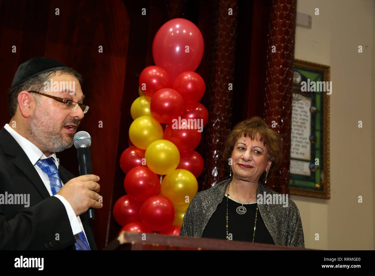 New York, United States. Feb 24, 2019. Linda Spiegel de Margaret Teitz Nursing & Rehabilitation Centre parle. Congrégation Ohr Natan de Rego Park, Queens, a célébré le 20e anniversaire de sa publication en langue russe, Noble, la plus importante publication Mizrahi aux États-Unis, avec des discours et des divertissements du quartier général de la communauté Queens Boulevard. Parmi les partisans étaient présents représentant au Congrès américain Grace Meng, et Linda Spiegel du Margaret Tietz Nursing & Rehabilitation Centre, à Forest Hills. Credit : Andy Katz/Pacific Press/Alamy Live News Banque D'Images