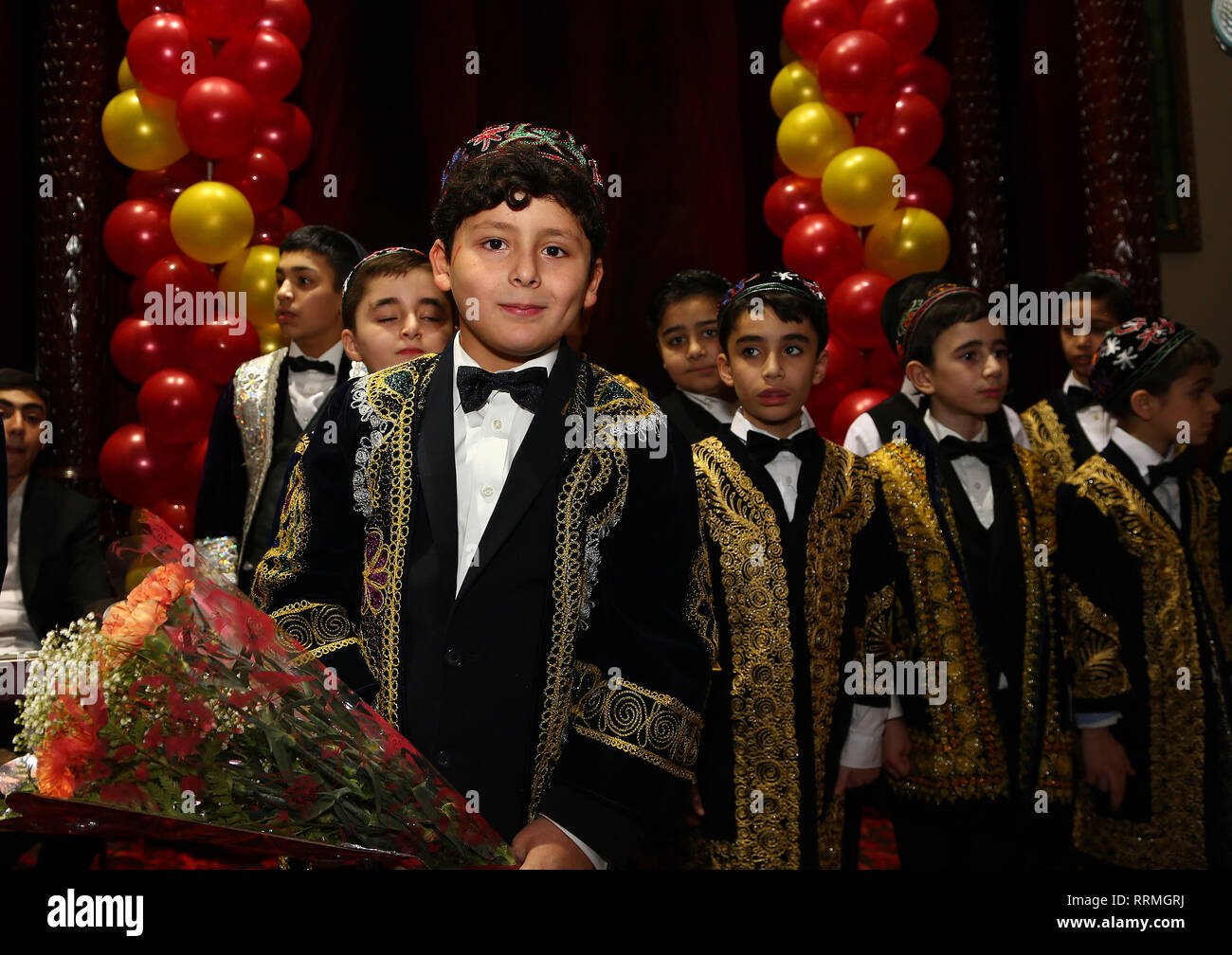 New York, United States. Feb 24, 2019. Choeur de garçons de Boukhara en action. Congrégation Ohr Natan de Rego Park, Queens, a célébré le 20e anniversaire de sa publication en langue russe, Noble, la plus importante publication Mizrahi aux États-Unis, avec des discours et des divertissements du quartier général de la communauté Queens Boulevard. Parmi les partisans étaient présents représentant au Congrès américain Grace Meng, et Linda Spiegel du Margaret Tietz Nursing & Rehabilitation Centre, à Forest Hills. Credit : Andy Katz/Pacific Press/Alamy Live News Banque D'Images