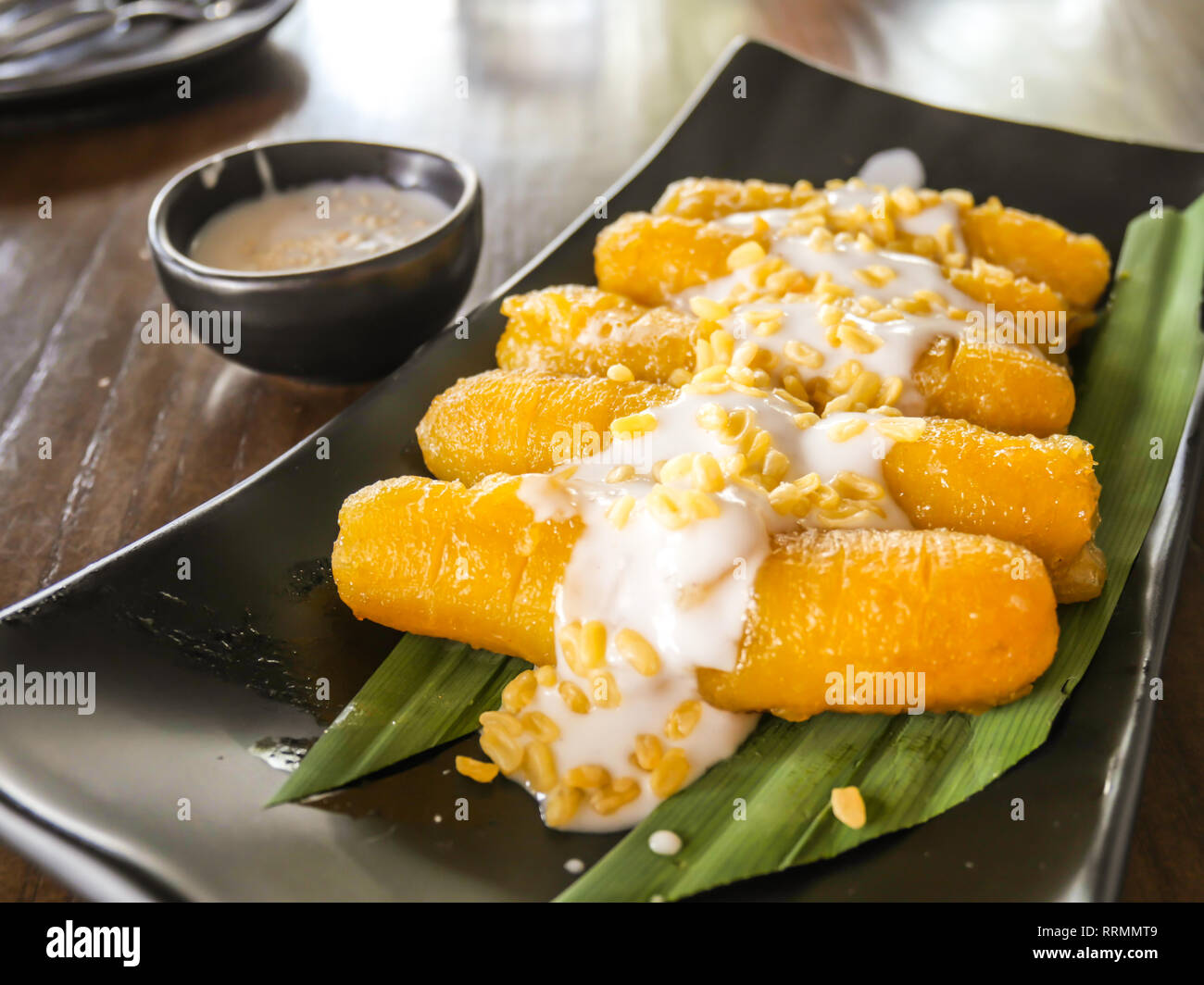 Dessert très doux en Thaïlande, Thai style au sirop banane lait de coco, Thai sweet food. Banque D'Images