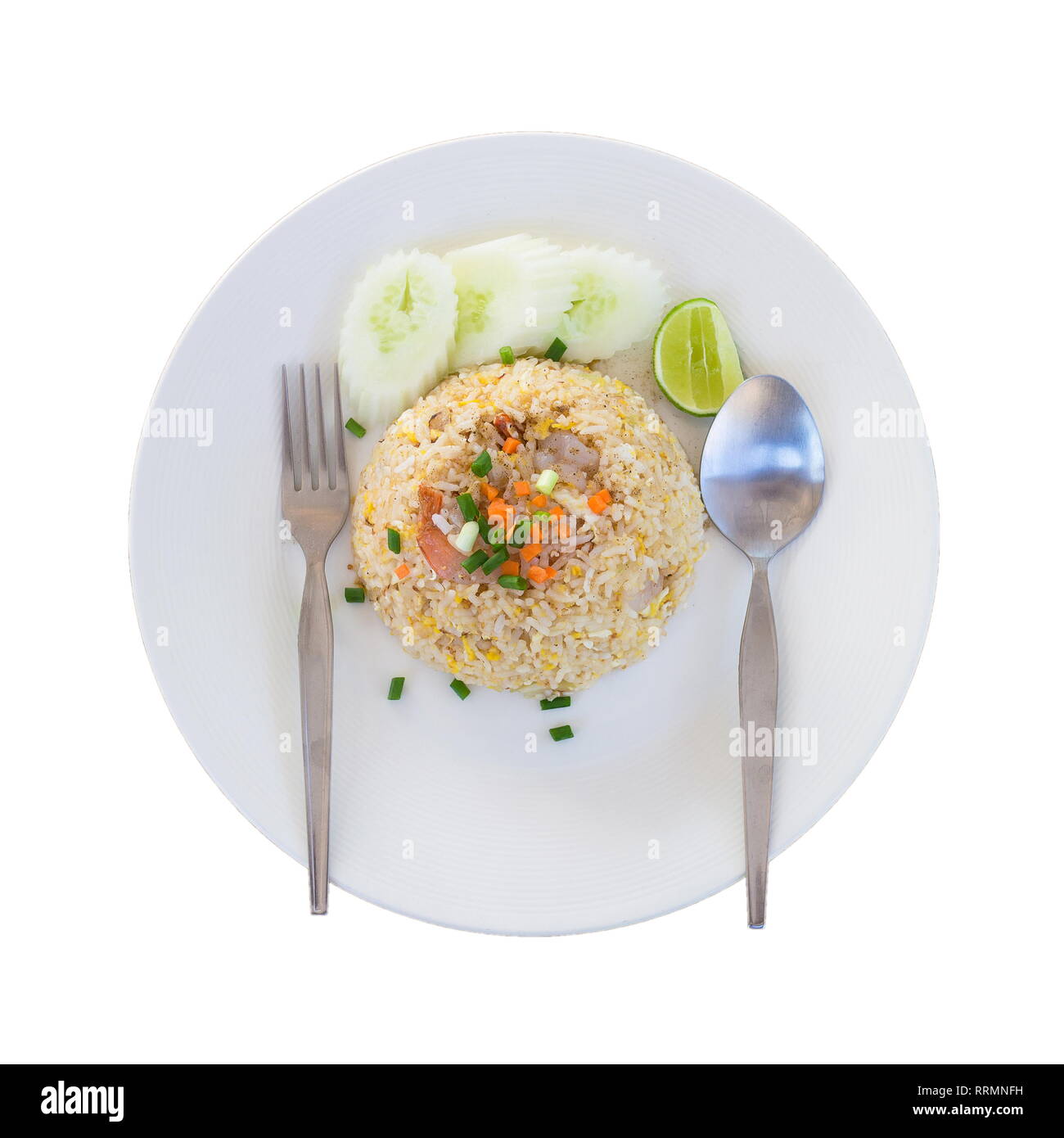 Vue de dessus du riz frit aux crevettes Thaï isolé sur un fond blanc. Banque D'Images