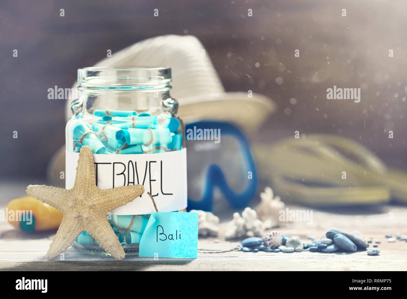 Travel concept créatif avec bol en verre de planification de vacances liste des pays à visiter. Banque D'Images