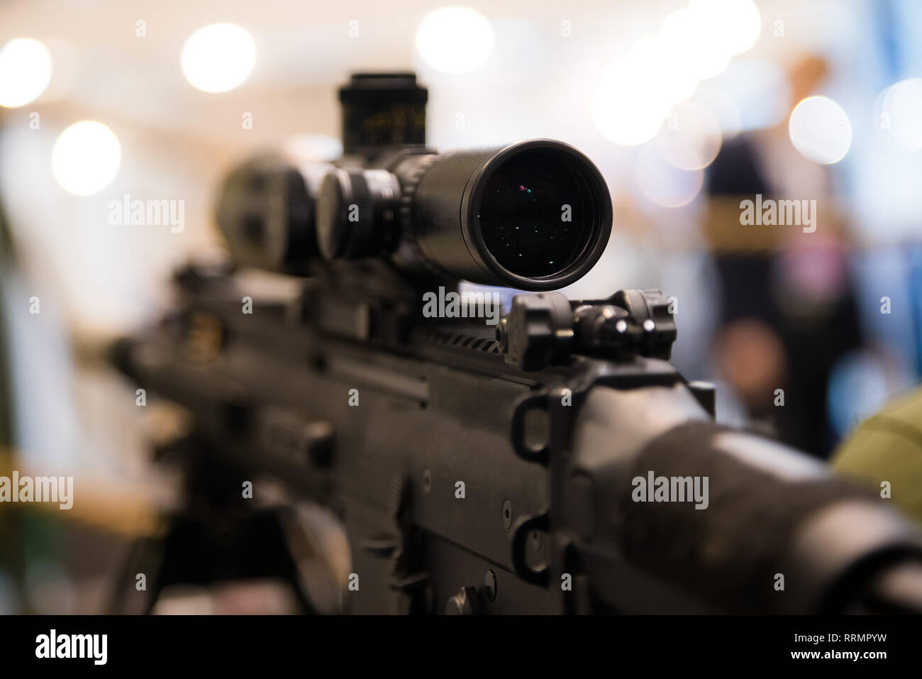 Jeune soldat visant machine gun à cible lors d'un entraînement militaire au corps de cadets. - Corps de cadets de l'école de formation militaire initiale avec l'ensemble du conseil Banque D'Images