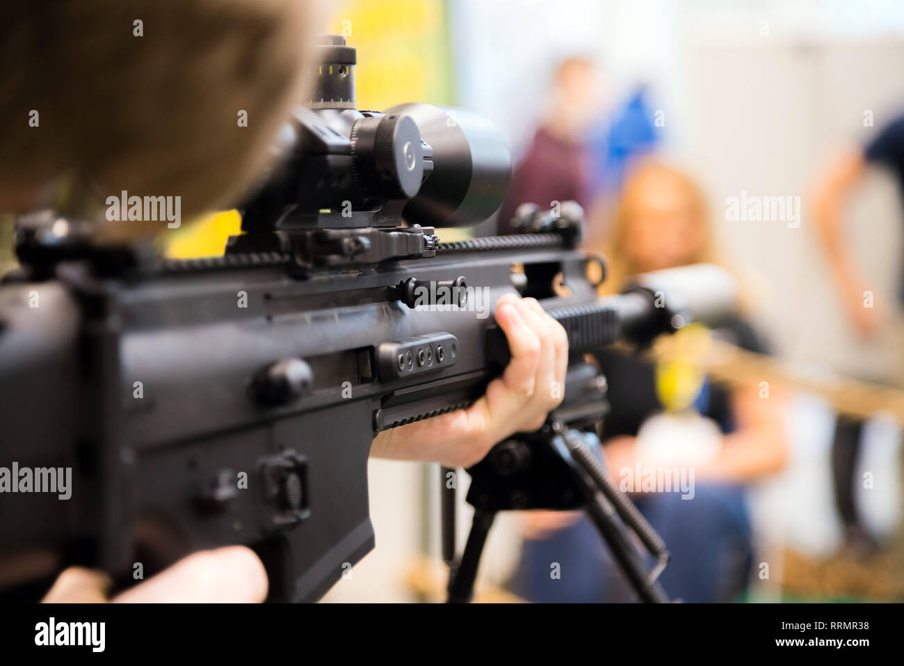 Jeune soldat visant machine gun à cible lors d'un entraînement militaire au corps de cadets. - Corps de cadets de l'école de formation militaire initiale avec l'ensemble du conseil Banque D'Images