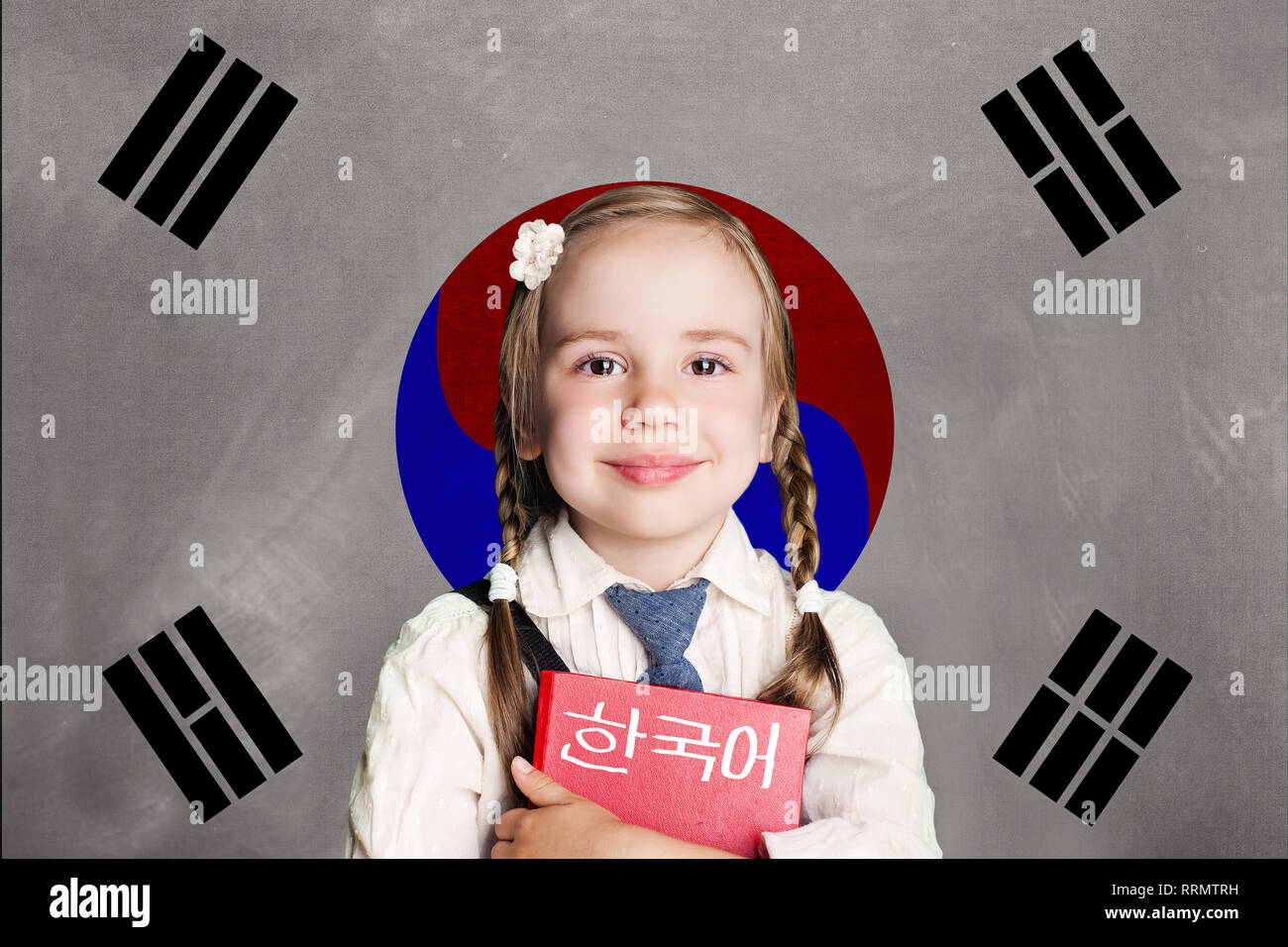 Corée du Sud concept avec kid petite fille avec l'élève contre le livre rouge du drapeau de la Corée du Sud l'arrière-plan. Apprendre la langue de la Corée du Sud Banque D'Images