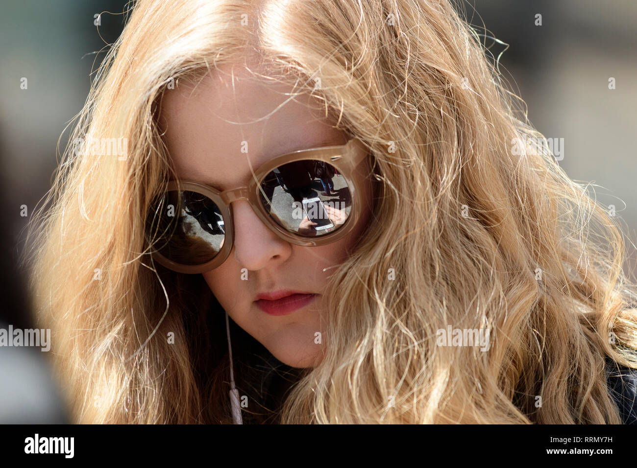 USA, l'Amérique, New York, Manhattan, Astor Place, Girl with sunglasses regardant je téléphone Banque D'Images
