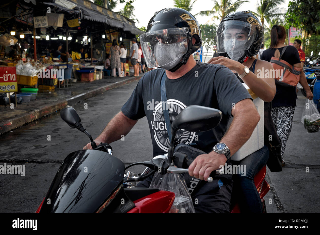 Deux moto. Man and Woman riding a motorcycle et porter un casque 