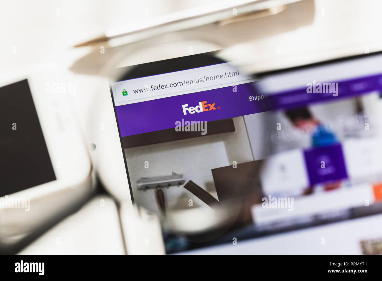 Washington, D.C., 27 février 2019 - FedEx Express : Site officiel Accueil sous loupe. FedEx Express Concept visible sur smartphone logo Banque D'Images
