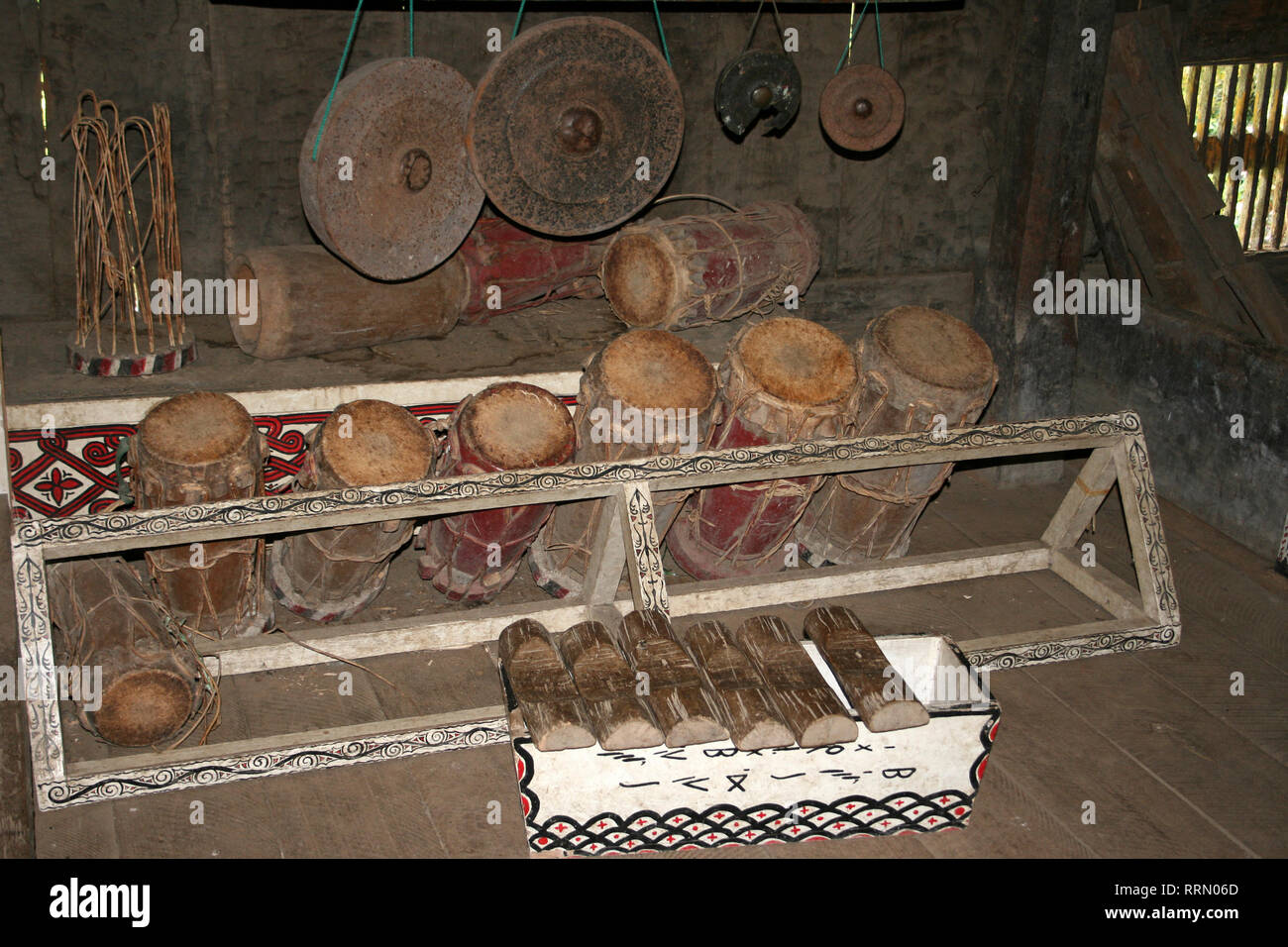Instruments de musique y compris gambang (xylophone), de tambours et de gongs, en palais des rois Simalungun à Pematang Purba, Sumatra Banque D'Images