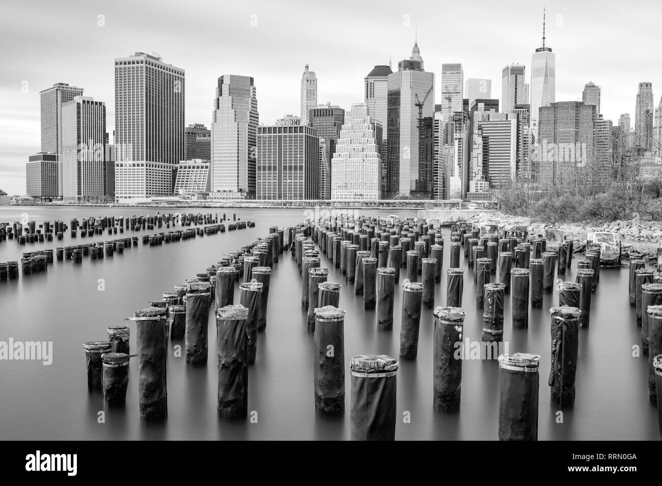 USA, American, New York, Manhattan, vue vers le centre-ville avec pont de Brooklyn Park Banque D'Images