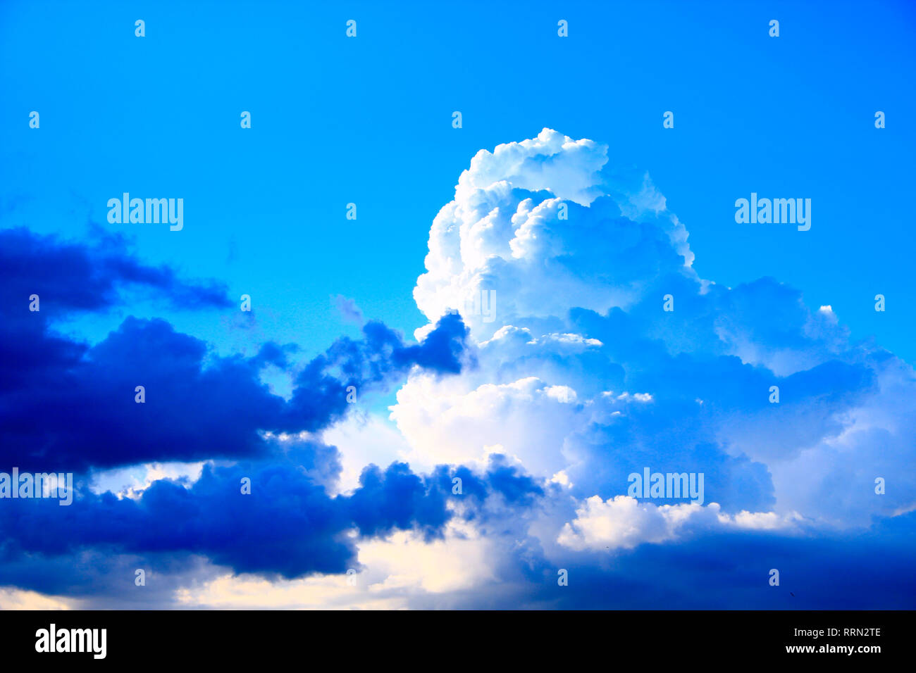 De beaux nuages blancs sur fond de ciel bleu. Les nuages blancs sur le ciel sans limites. Ciel bleu avec des nuages blancs. Paysage et ciel bleu. Voir le ciel. Celesti Banque D'Images