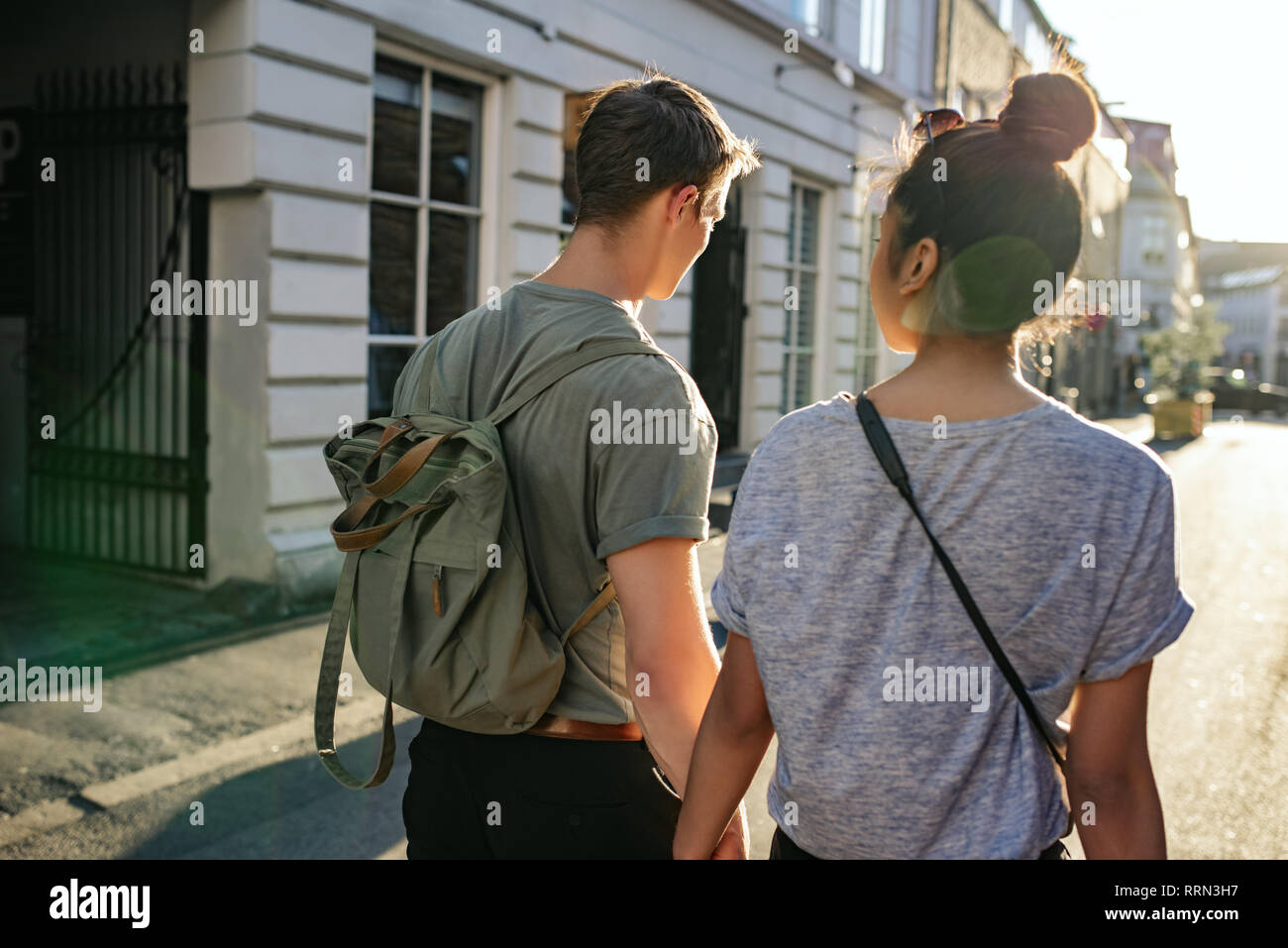 Jeune couple à la découverte de la ville à pied Banque D'Images