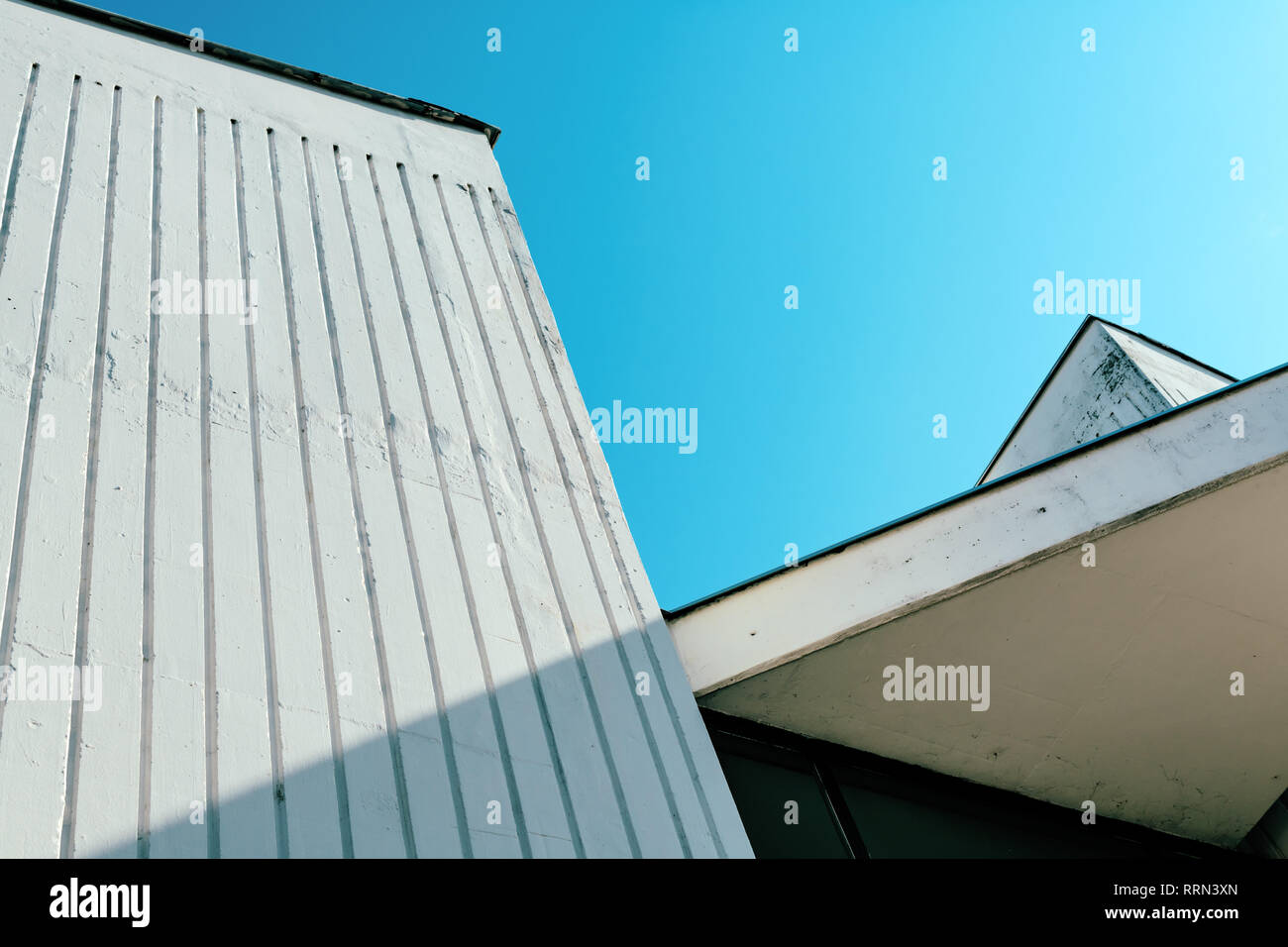 Résumé détail de l'architecture des années 1980 en Europe de l'est contre le ciel bleu Banque D'Images