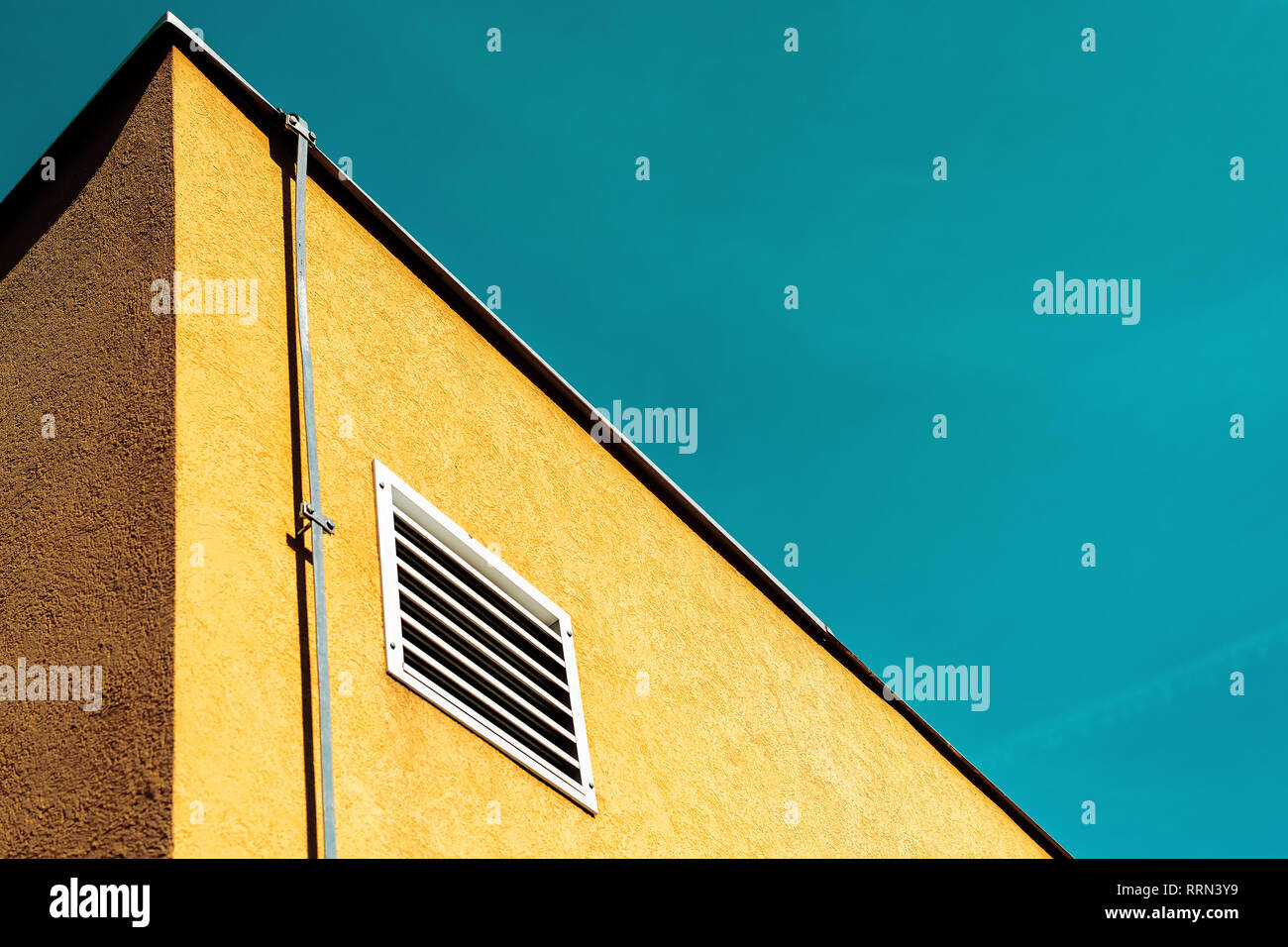 Résumé détail de l'architecture des années 1980 en Europe de l'est contre le ciel bleu Banque D'Images