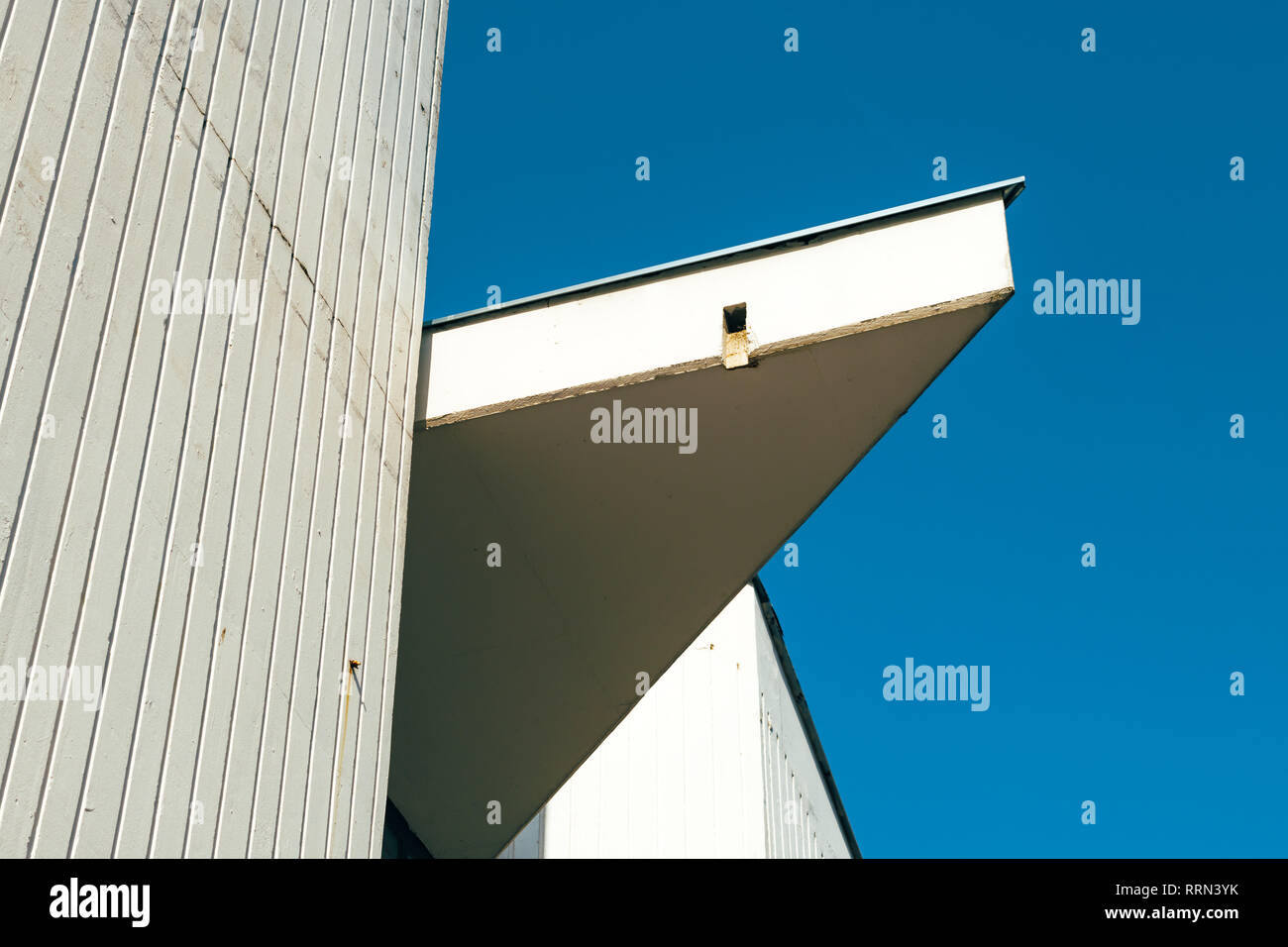 Résumé détail de l'architecture des années 1980 en Europe de l'est contre le ciel bleu Banque D'Images