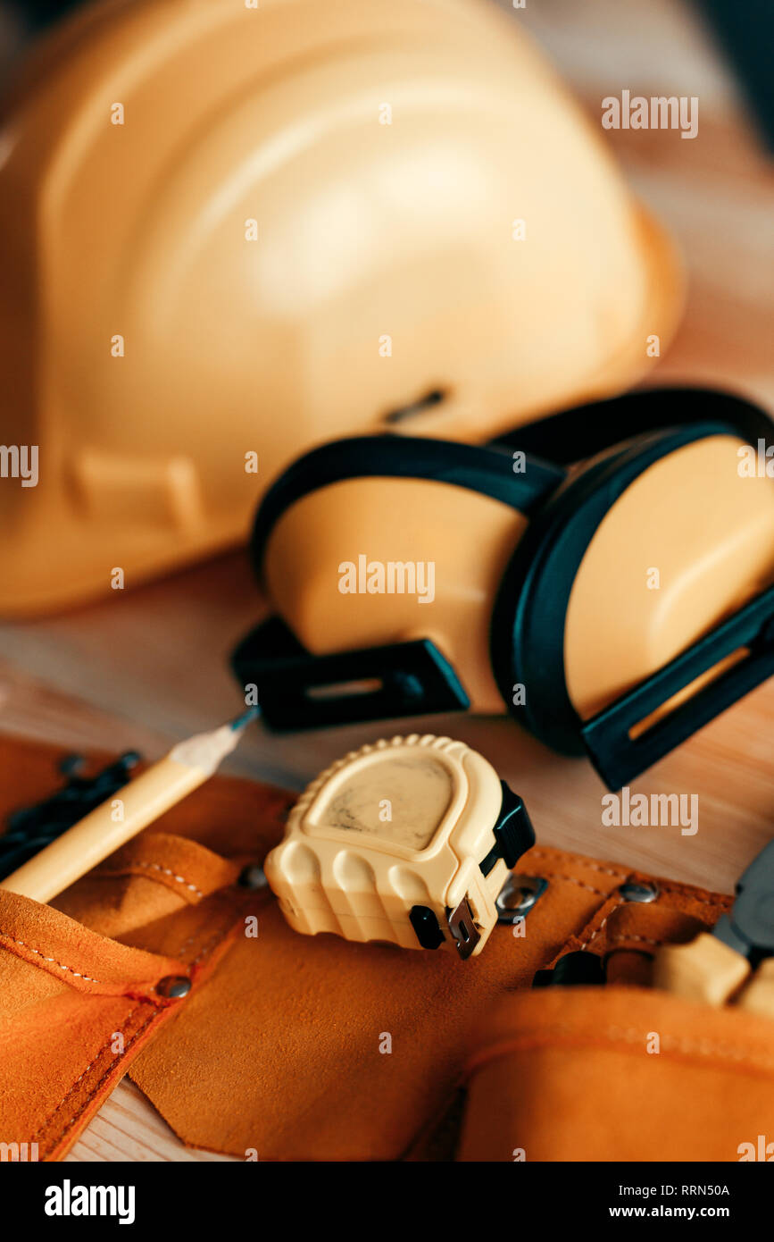 Outils de menuiserie et de l'équipement de protection sur le bureau dans l'atelier de menuiserie, selective focus Banque D'Images