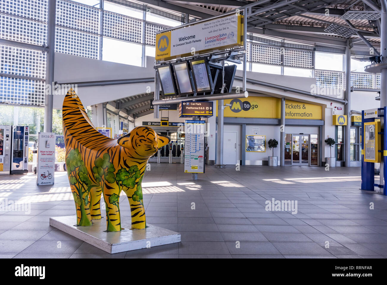 La gare de Liverpool South Parkway et bus. Banque D'Images