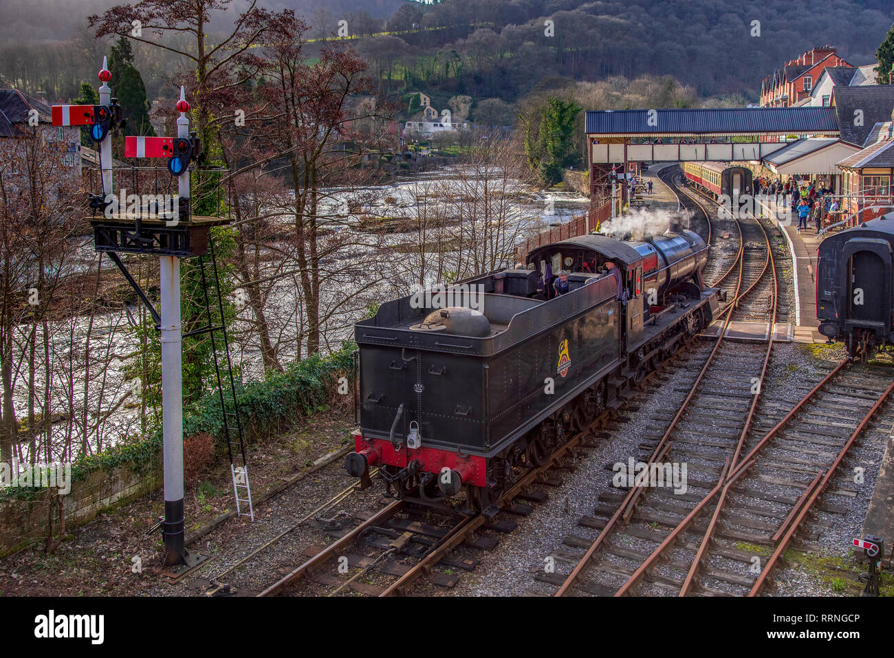 Train à vapeur et le moteur à la station de Llangollen Banque D'Images