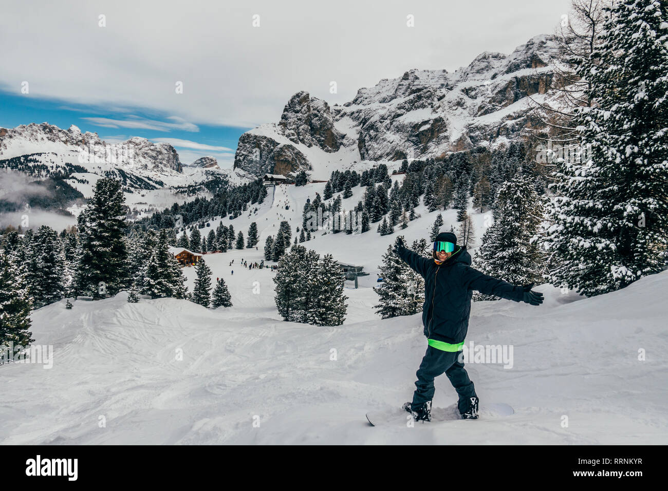 Snowboarder exubérante portrait sur pente de ski enneigées, Dolomites, Italie Banque D'Images