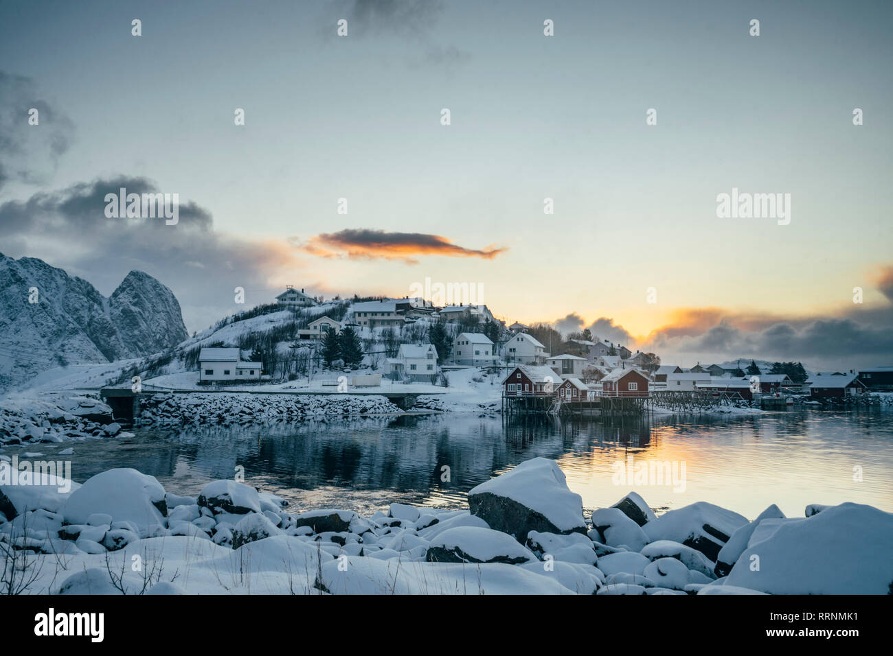 Couvert de neige tranquille village de pêcheurs au bord de l'eau, Reine, îles Lofoten, Norvège Banque D'Images