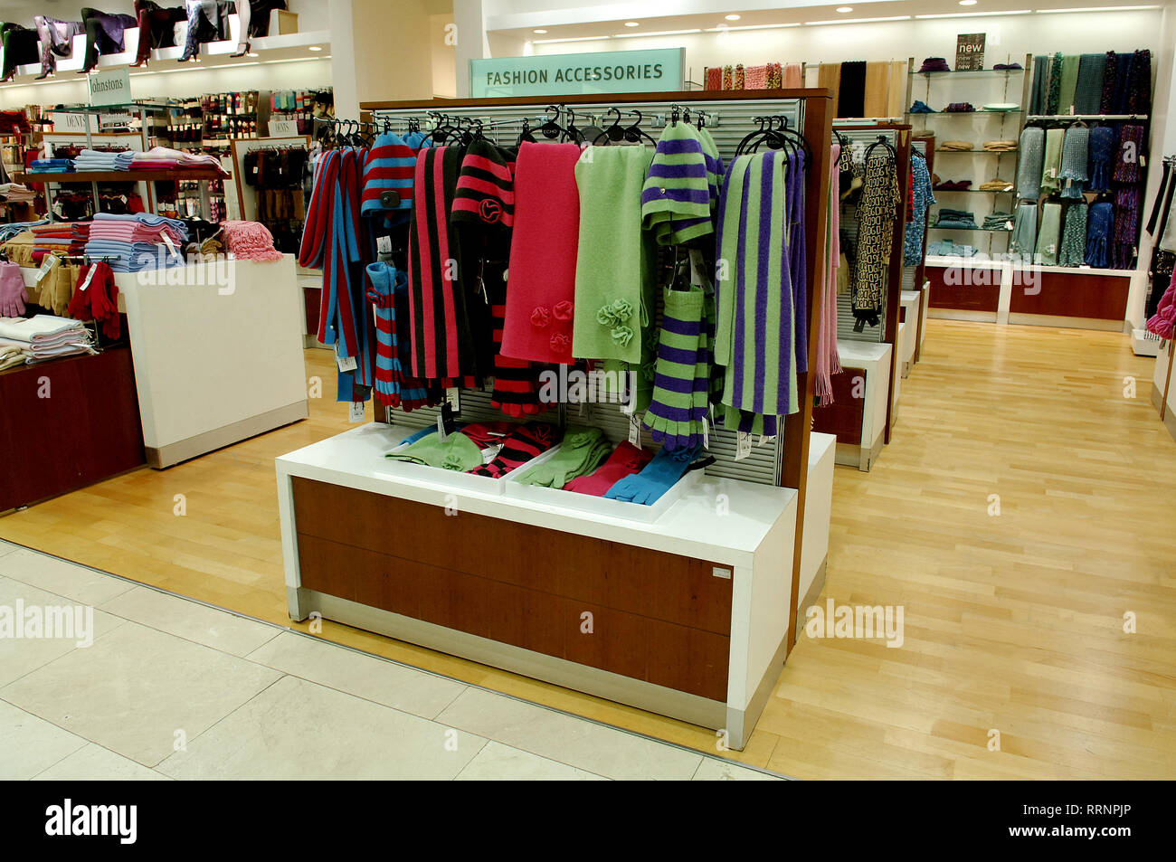 Vêtements pour temps froid, les écharpes et les chapeaux à vendre à House of Fraser, Londres Banque D'Images