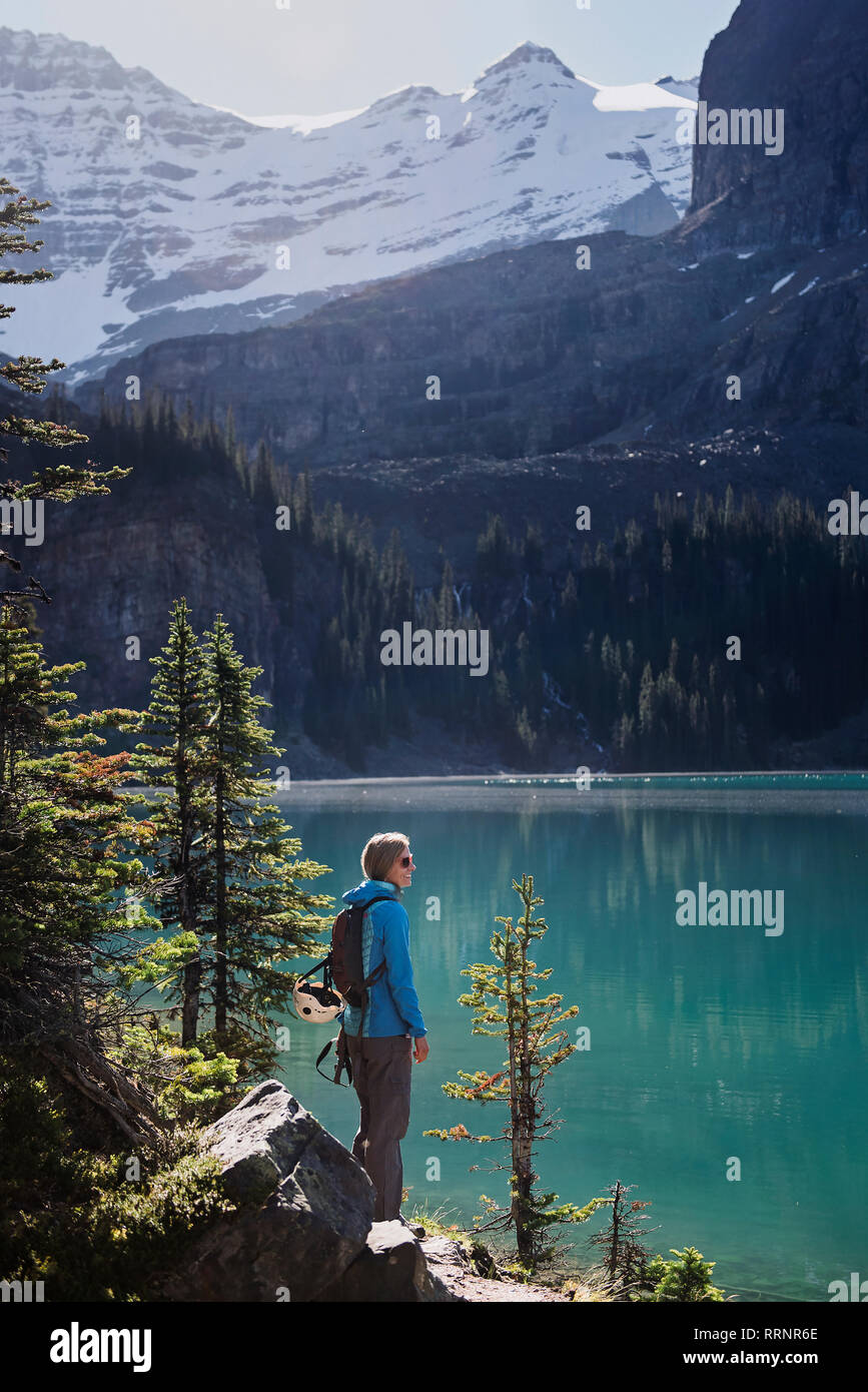 Female hiker à au soleil, vue sur le lac de montagne idyllique, Parc national Yoho, Colombie-Britannique, Canada Banque D'Images
