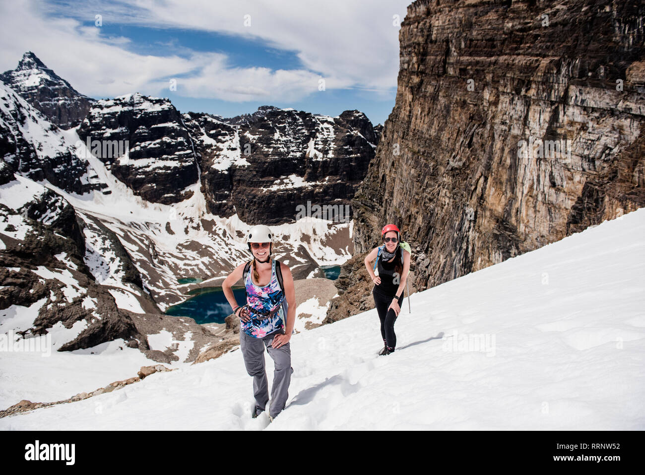 Les randonneurs randonnée montagne enneigée (pente, Parc national Yoho, Colombie-Britannique, Canada Banque D'Images