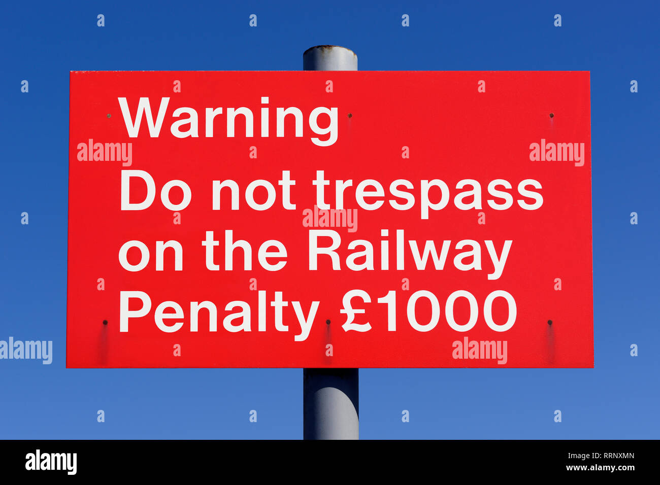 N'empiète pas sur le chemin de fer Signe, UK Banque D'Images