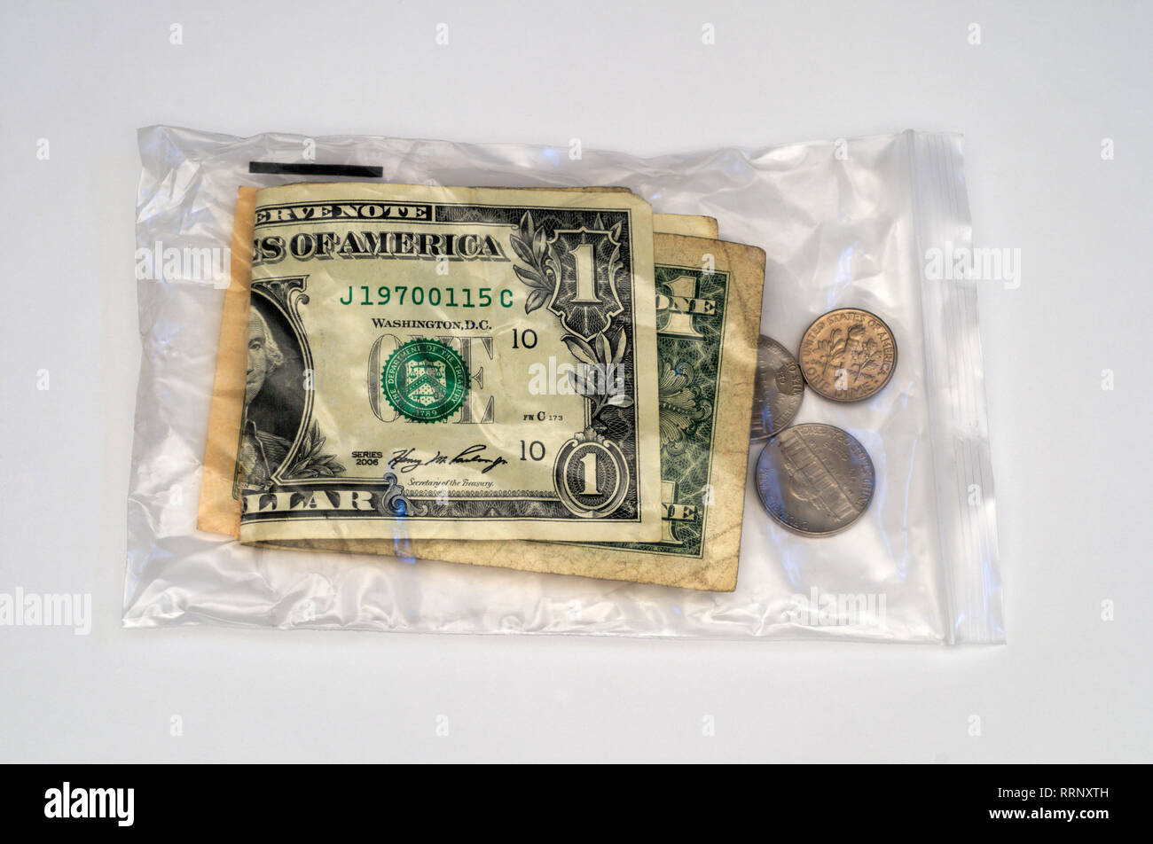 Les dollars américains dans un sac en plastique Banque D'Images
