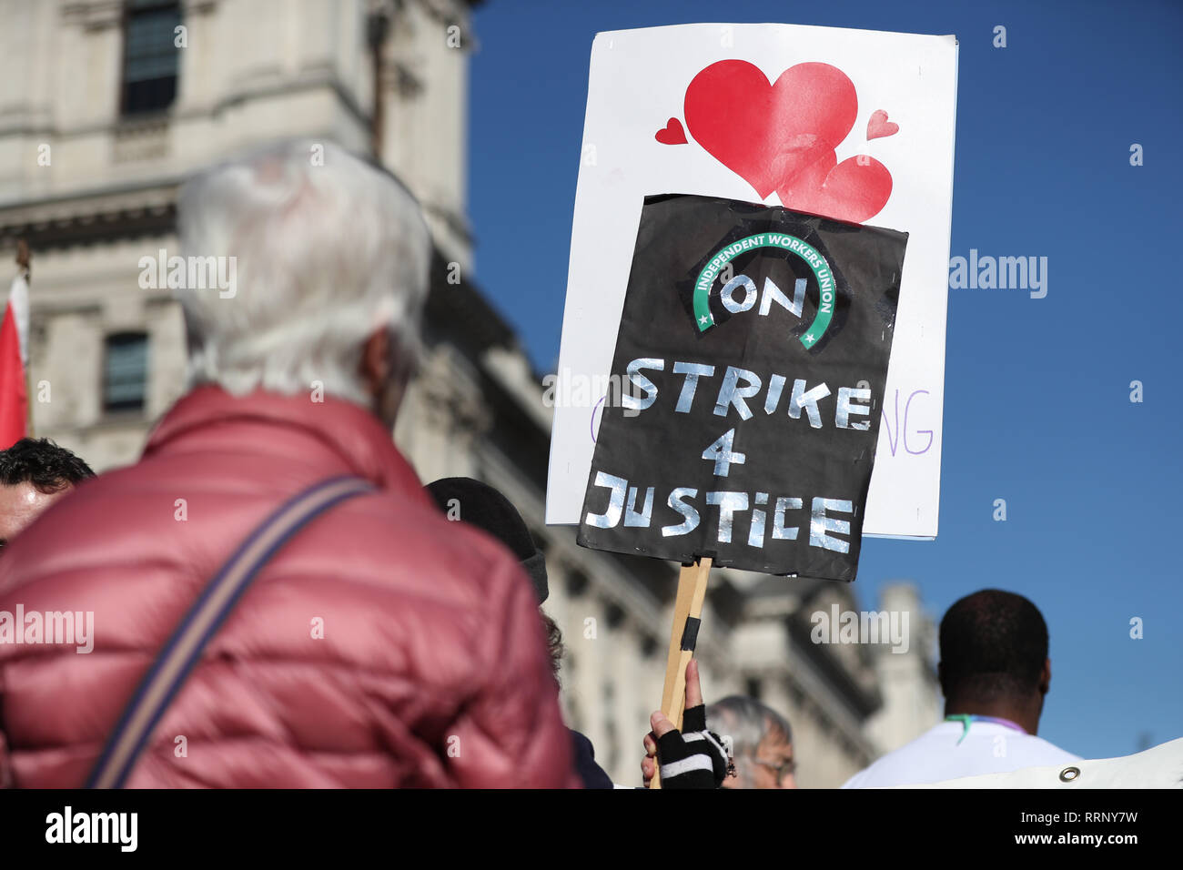 Syndicat des travailleurs indépendants (IWGB) des manifestants à la place du Parlement, Londres comme leur affaire historique sur les droits du travail des travailleurs externalisés est entendu. Banque D'Images