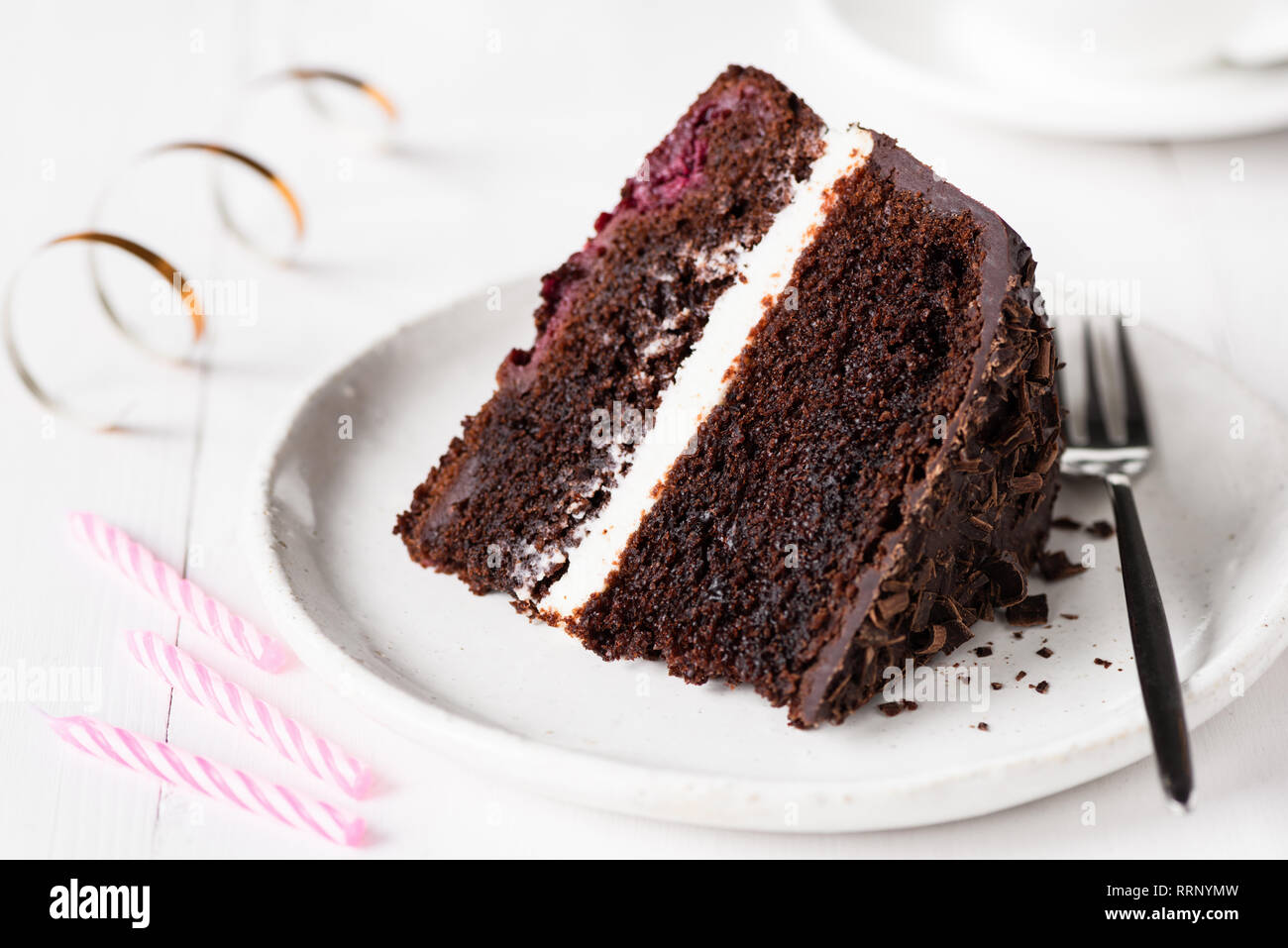 Gâteau au chocolat, gâteau d'anniversaire sur plaque blanche. Vue rapprochée Banque D'Images