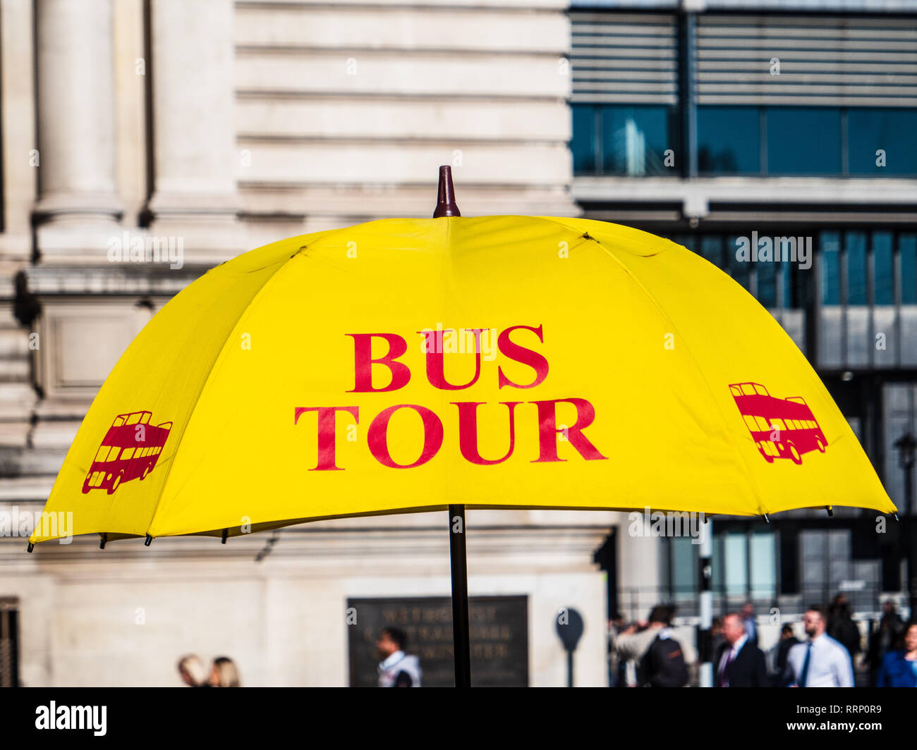 London Bus Touristique Tours - Parapluie jaune marquage d'un décrochage du billet pour Londres billets d'autobus d'excursion Banque D'Images