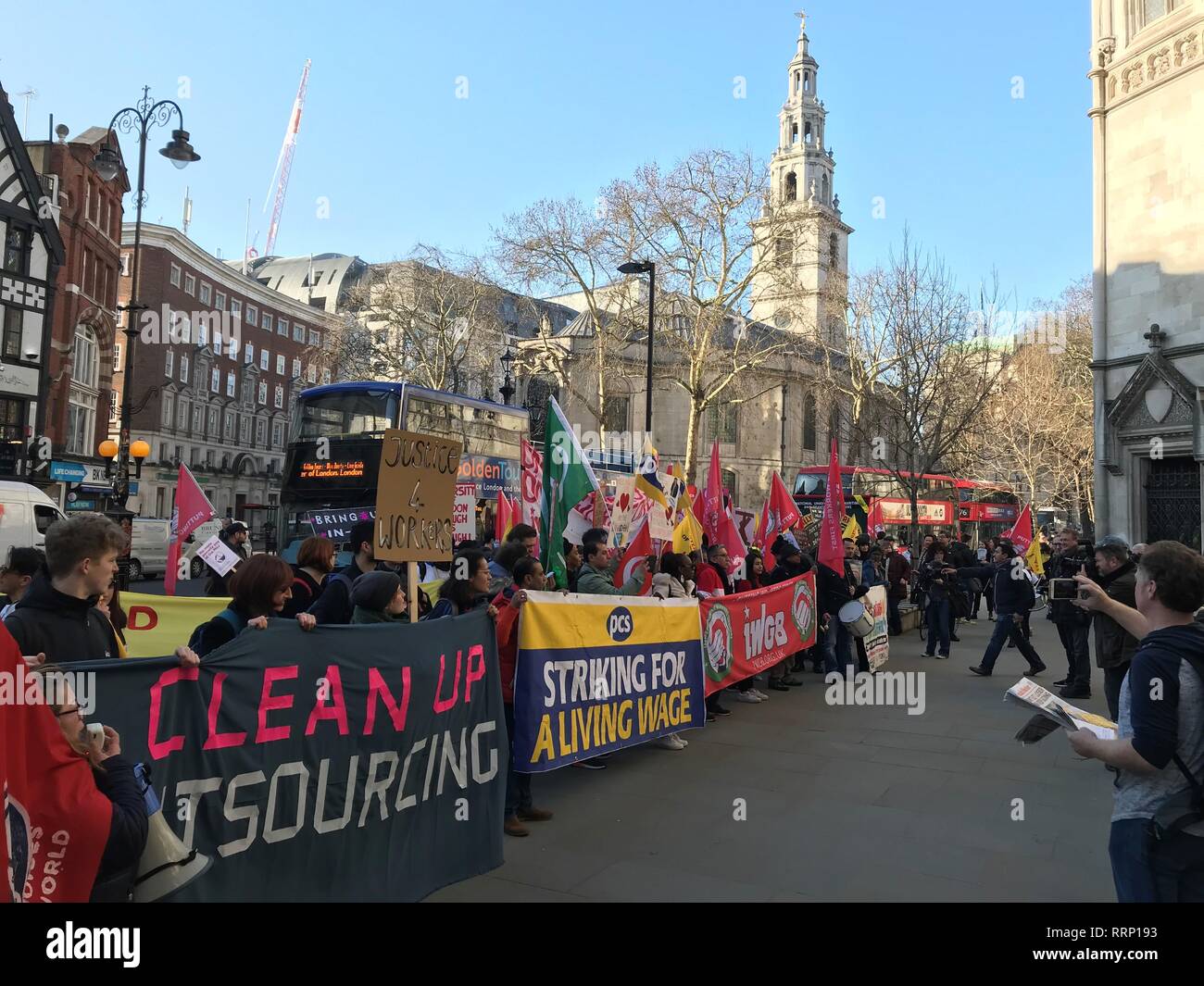 Syndicat des travailleurs indépendants (IWGB) des manifestants à la place du Parlement, Londres comme leur affaire historique sur les droits du travail des travailleurs externalisés est entendu. Banque D'Images