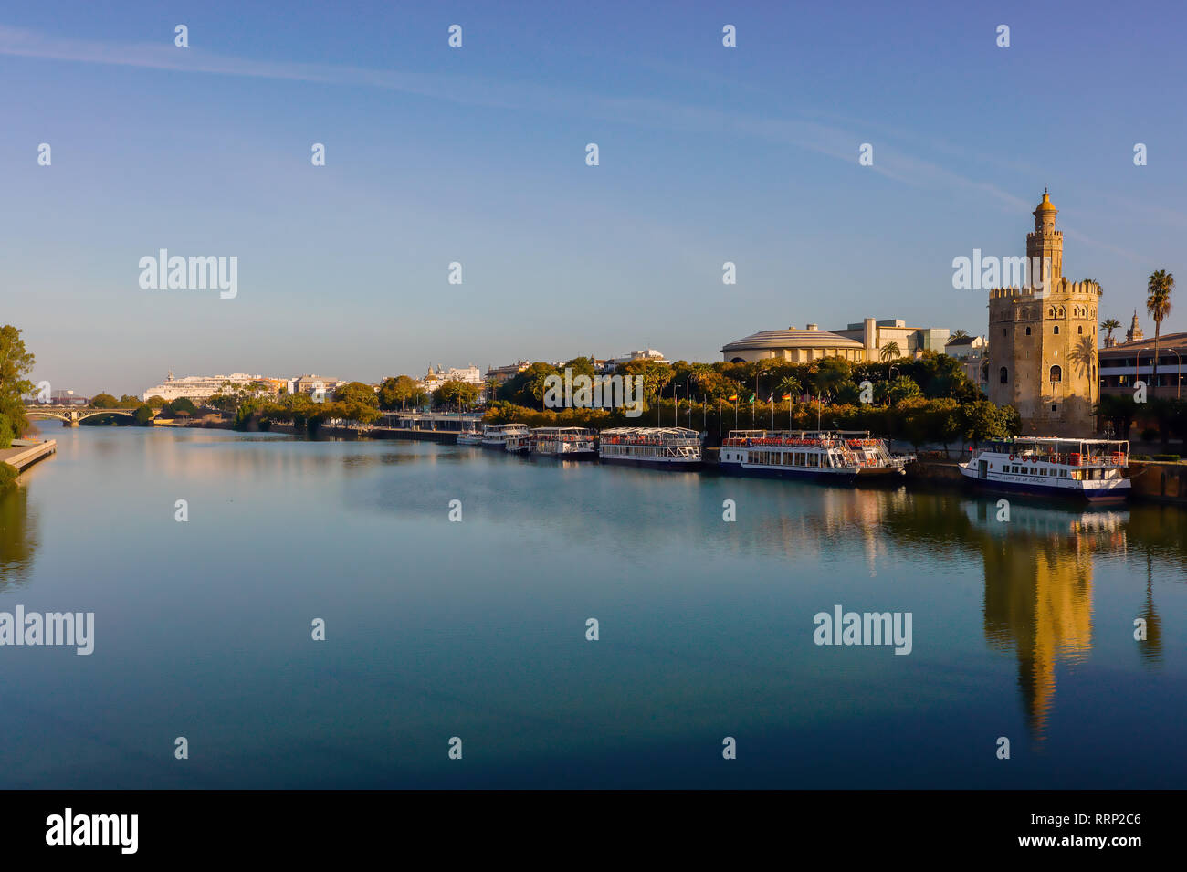 Vue panoramique de Torre del Oro (Tour d'Or) et du fleuve Guadalquivir à Séville, Andalousie, Espagne. Banque D'Images