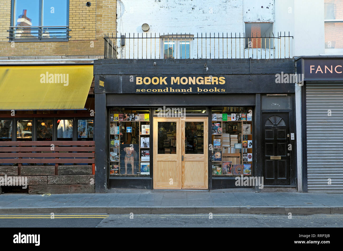 Book Mongers second hand books Book Shop façade extérieure sur Coldharbor Lane à Brixton dans le sud de Londres SW9 England UK KATHY DEWITT Banque D'Images