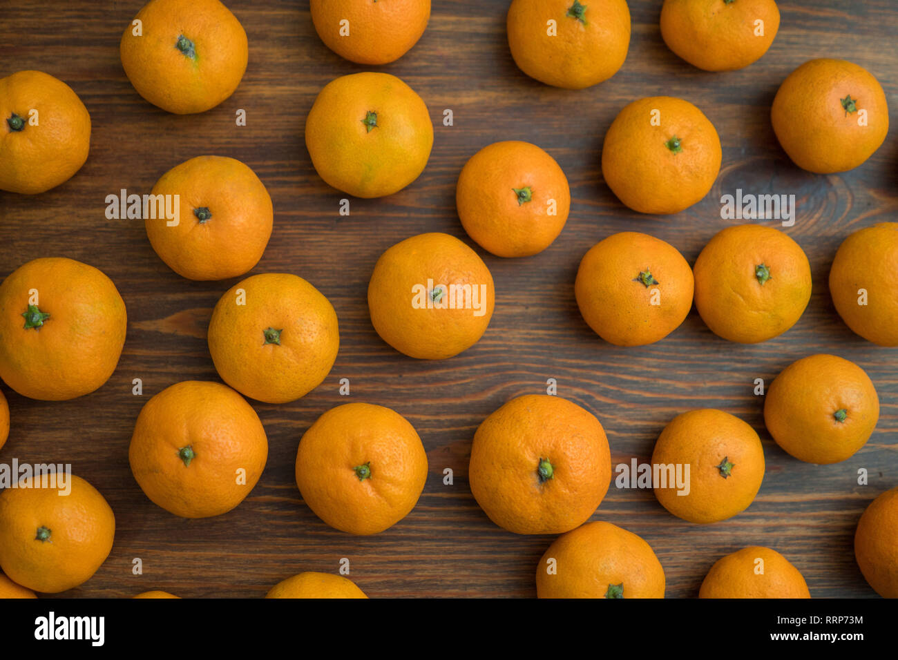 Orange vif juteuse mandarine sur un fond de bois. La mise à fruit. Contexte Banque D'Images