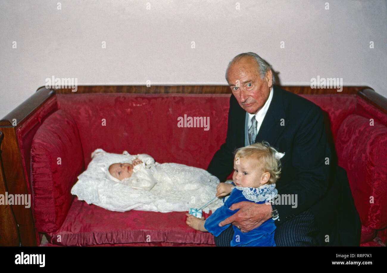 Louis Ferdinand Prinz von den Enkelkindern Preußen mit Irina et Christian Ludwig, Deutschland 1989. Le Prince Louis Ferdinand de Prusse avec ses petits-enfants Irina et Christian Ludwig, Allemagne 1989. Banque D'Images