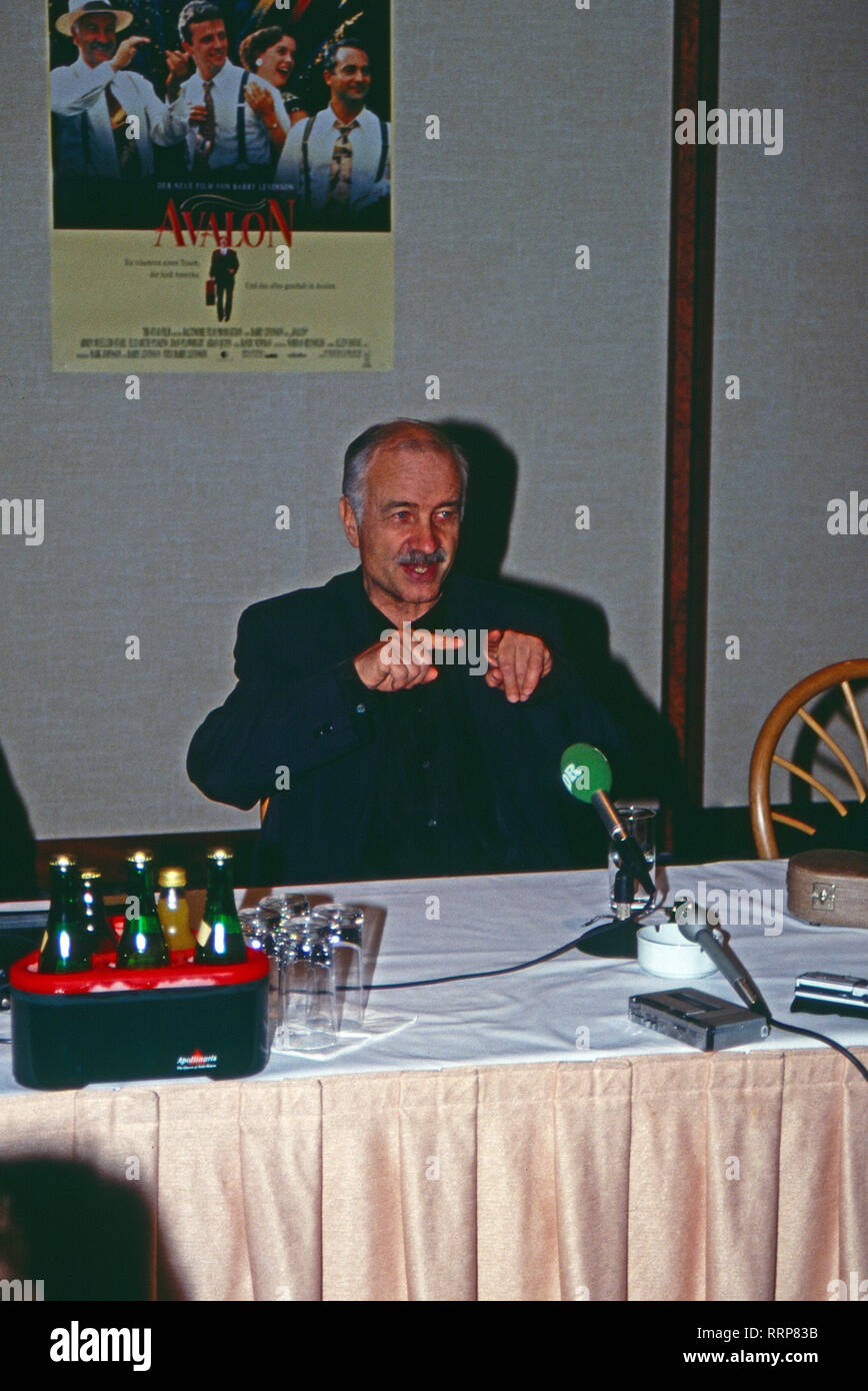 Armin Mueller Stahl, acteurs et actrices deutscher und Musiker, bei der Pressekonferenz zum Spielfilm 'Avalon' dans la région de Hamburg, Deutschland 1990. L'acteur allemand Armin Mueller-Stahl musicien et à la conférence de presse pour le film 'Avalon' à Hambourg, Allemagne 1990. Banque D'Images