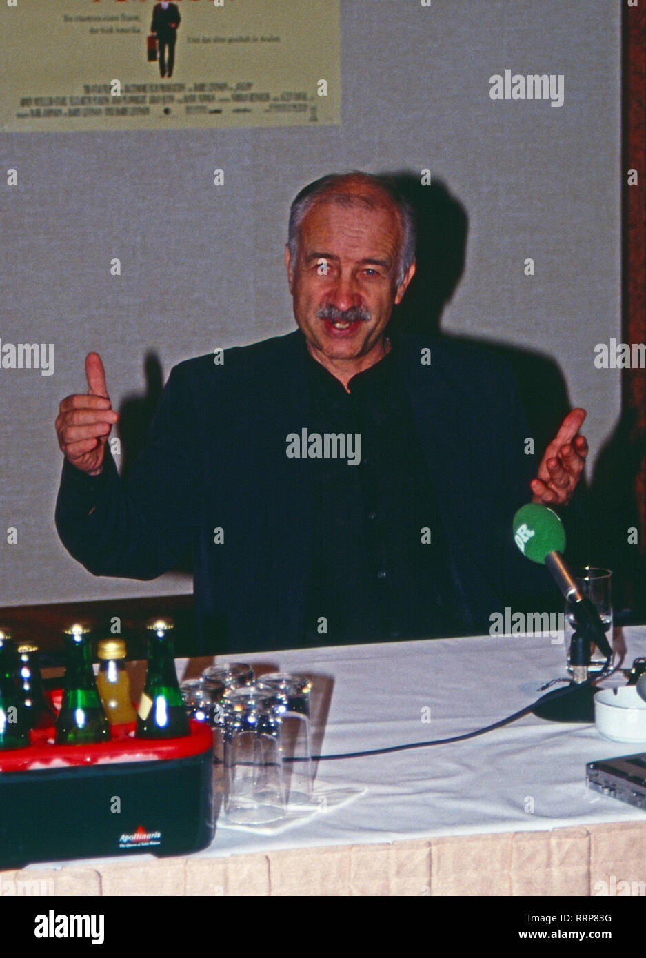 Armin Mueller Stahl, acteurs et actrices deutscher und Musiker, bei der Pressekonferenz zum Spielfilm 'Avalon' dans la région de Hamburg, Deutschland 1990. L'acteur allemand Armin Mueller-Stahl musicien et à la conférence de presse pour le film 'Avalon' à Hambourg, Allemagne 1990. Banque D'Images