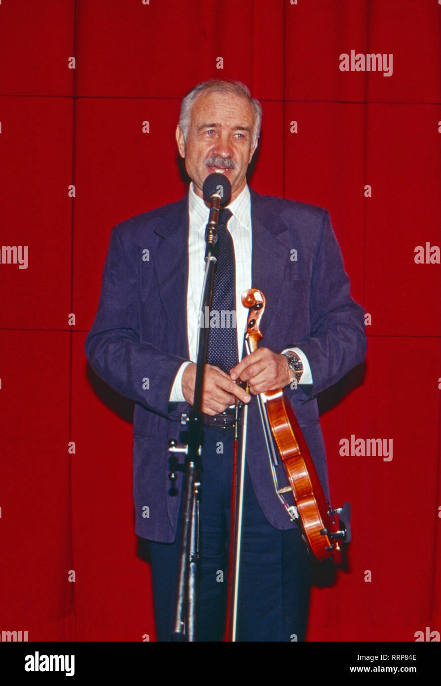 Armin Mueller Stahl, acteurs et actrices deutscher und Musiker, bei der Pressekonferenz zum Spielfilm 'Avalon' dans la région de Hamburg, Deutschland 1990. L'acteur allemand Armin Mueller-Stahl musicien et à la conférence de presse pour le film 'Avalon' à Hambourg, Allemagne 1990. Banque D'Images