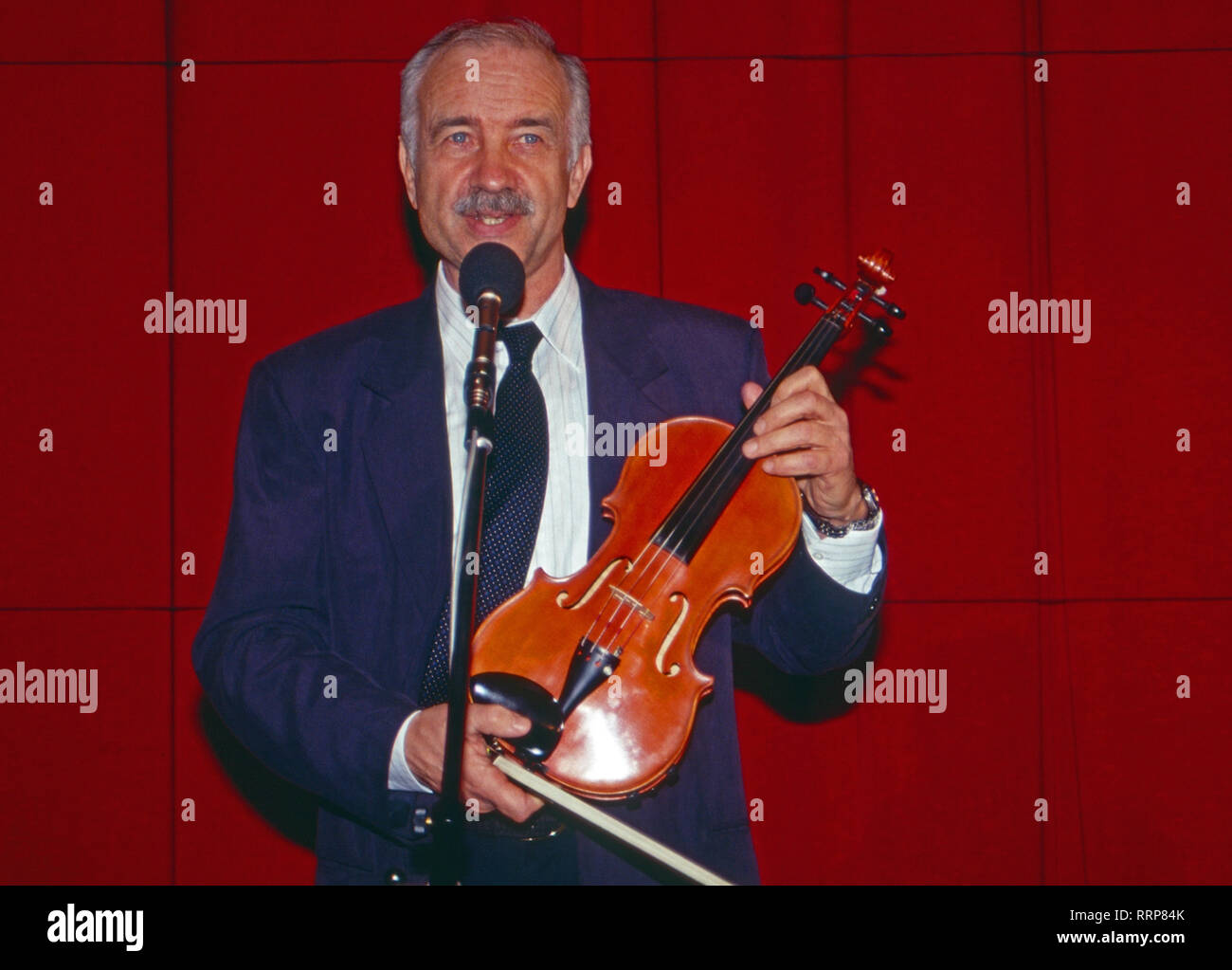 Armin Mueller Stahl, acteurs et actrices deutscher und Musiker, bei der Pressekonferenz zum Spielfilm 'Avalon' dans la région de Hamburg, Deutschland 1990. L'acteur allemand Armin Mueller-Stahl musicien et à la conférence de presse pour le film 'Avalon' à Hambourg, Allemagne 1990. Banque D'Images