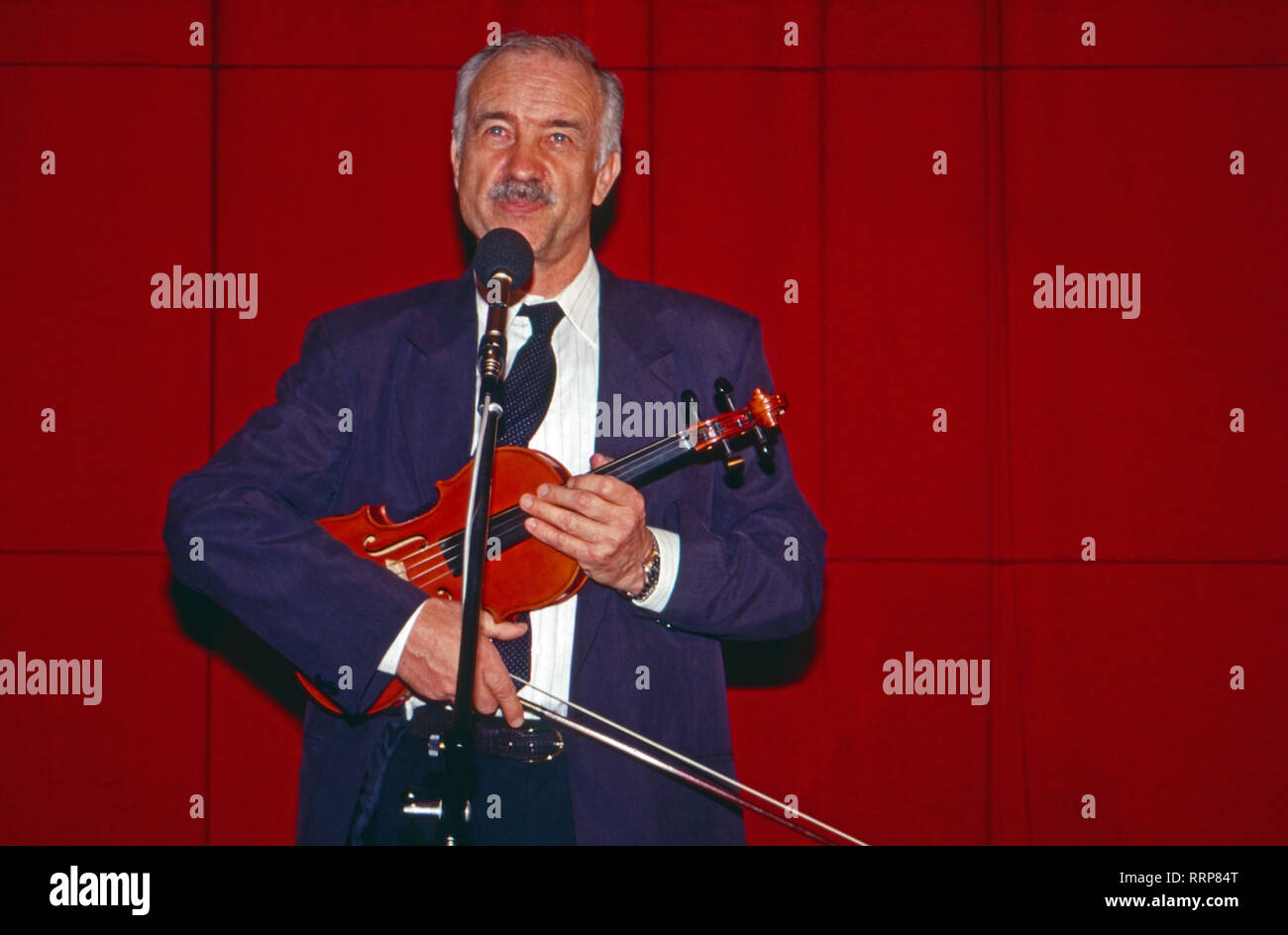 Armin Mueller Stahl, acteurs et actrices deutscher und Musiker, bei der Pressekonferenz zum Spielfilm 'Avalon' dans la région de Hamburg, Deutschland 1990. L'acteur allemand Armin Mueller-Stahl musicien et à la conférence de presse pour le film 'Avalon' à Hambourg, Allemagne 1990. Banque D'Images