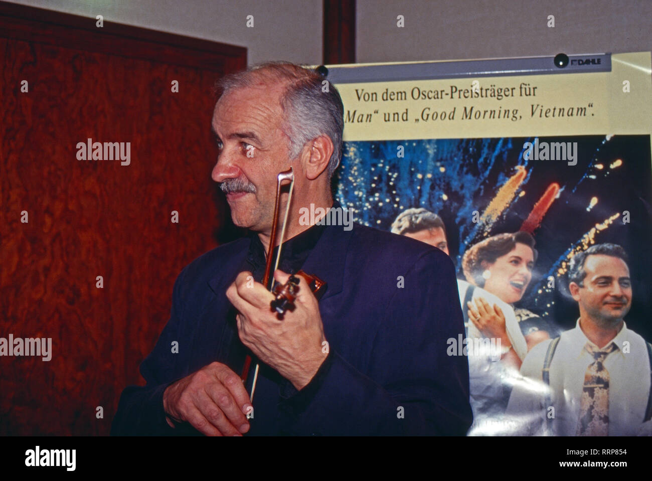Armin Mueller Stahl, acteurs et actrices deutscher und Musiker, bei der Pressekonferenz zum Spielfilm 'Avalon' dans la région de Hamburg, Deutschland 1990. L'acteur allemand Armin Mueller-Stahl musicien et à la conférence de presse pour le film 'Avalon' à Hambourg, Allemagne 1990. Banque D'Images