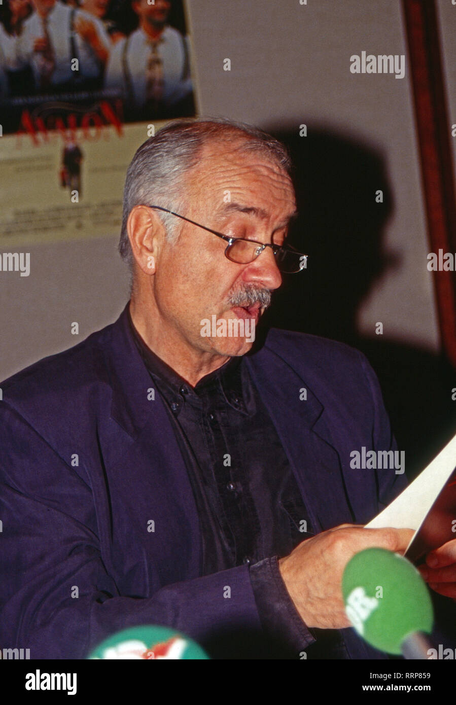Armin Mueller Stahl, acteurs et actrices deutscher und Musiker, bei der Pressekonferenz zum Spielfilm 'Avalon' dans la région de Hamburg, Deutschland 1990. L'acteur allemand Armin Mueller-Stahl musicien et à la conférence de presse pour le film 'Avalon' à Hambourg, Allemagne 1990. Banque D'Images