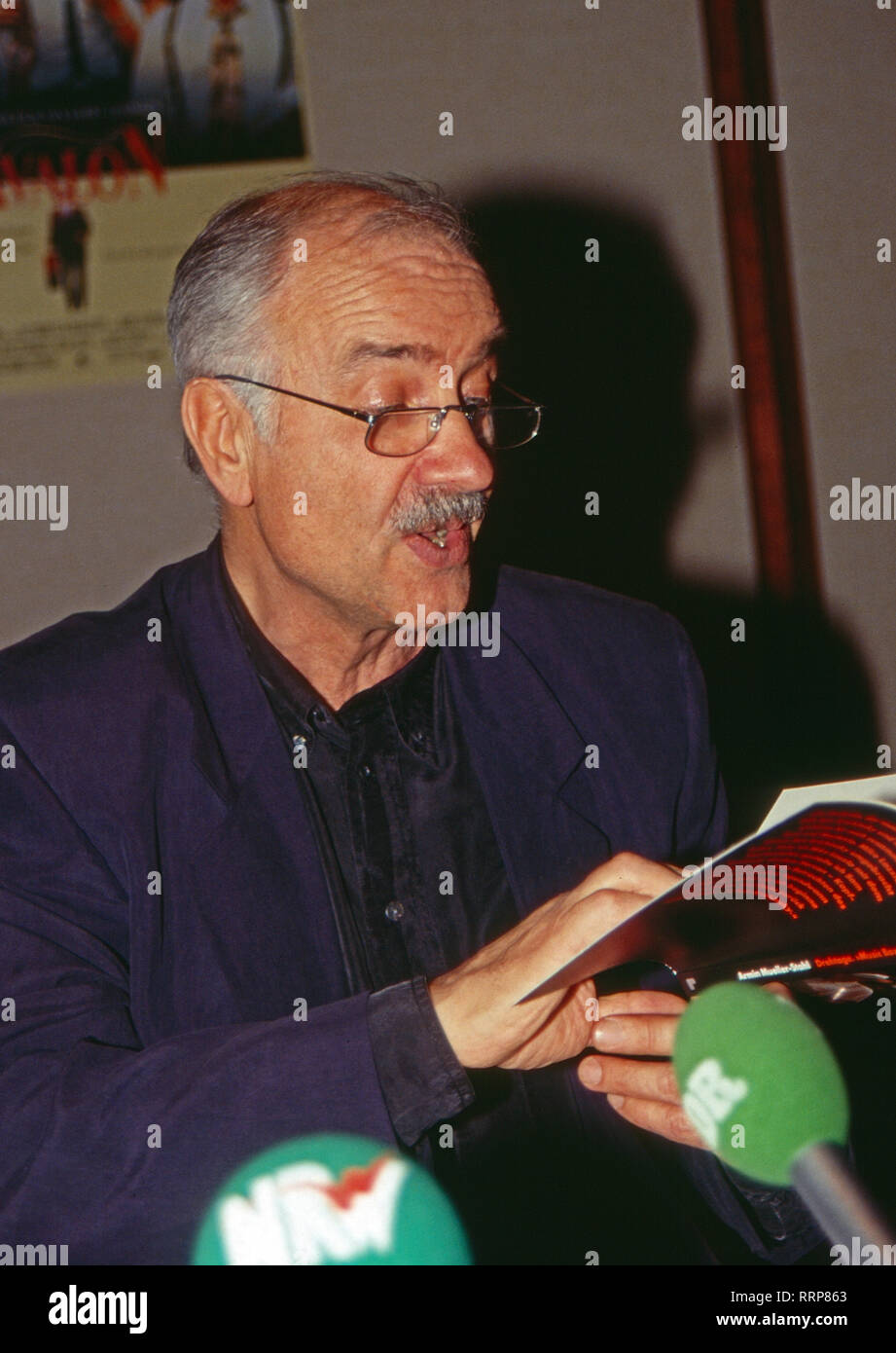 Armin Mueller Stahl, acteurs et actrices deutscher und Musiker, bei der Pressekonferenz zum Spielfilm 'Avalon' dans la région de Hamburg, Deutschland 1990. L'acteur allemand Armin Mueller-Stahl musicien et à la conférence de presse pour le film 'Avalon' à Hambourg, Allemagne 1990. Banque D'Images