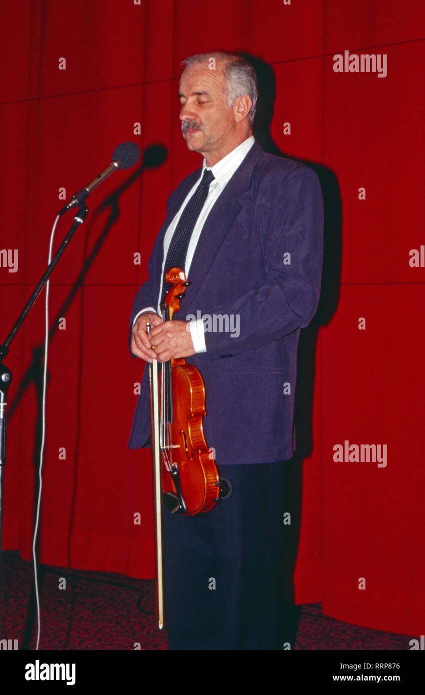 Armin Mueller Stahl, acteurs et actrices deutscher und Musiker, bei der Pressekonferenz zum Spielfilm 'Avalon' dans la région de Hamburg, Deutschland 1990. L'acteur allemand Armin Mueller-Stahl musicien et à la conférence de presse pour le film 'Avalon' à Hambourg, Allemagne 1990. Banque D'Images