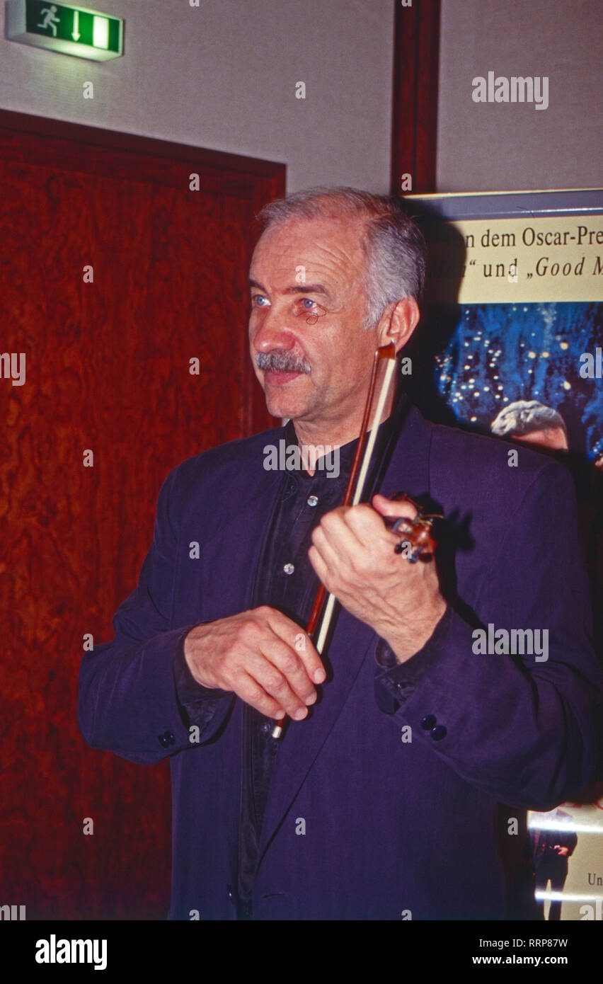 Armin Mueller Stahl, acteurs et actrices deutscher und Musiker, bei der Pressekonferenz zum Spielfilm 'Avalon' dans la région de Hamburg, Deutschland 1990. L'acteur allemand Armin Mueller-Stahl musicien et à la conférence de presse pour le film 'Avalon' à Hambourg, Allemagne 1990. Banque D'Images