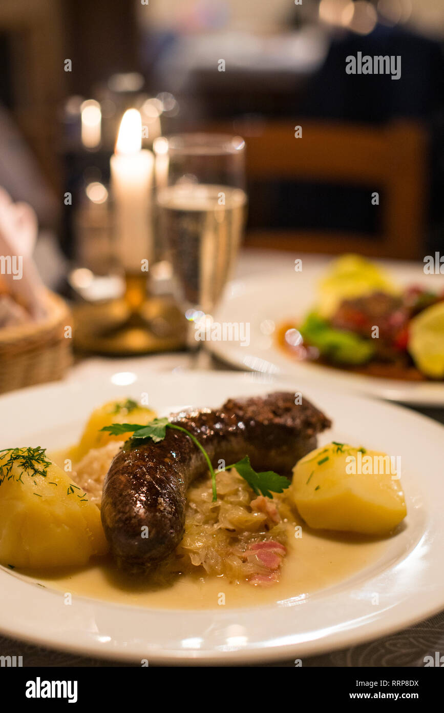 Plat de pommes de terre et saucisse au restaurant CK Dezerter, Cracovie, Pologne Banque D'Images